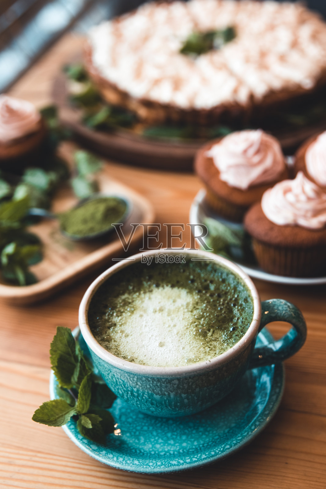 抹茶配蛋糕照片摄影图片