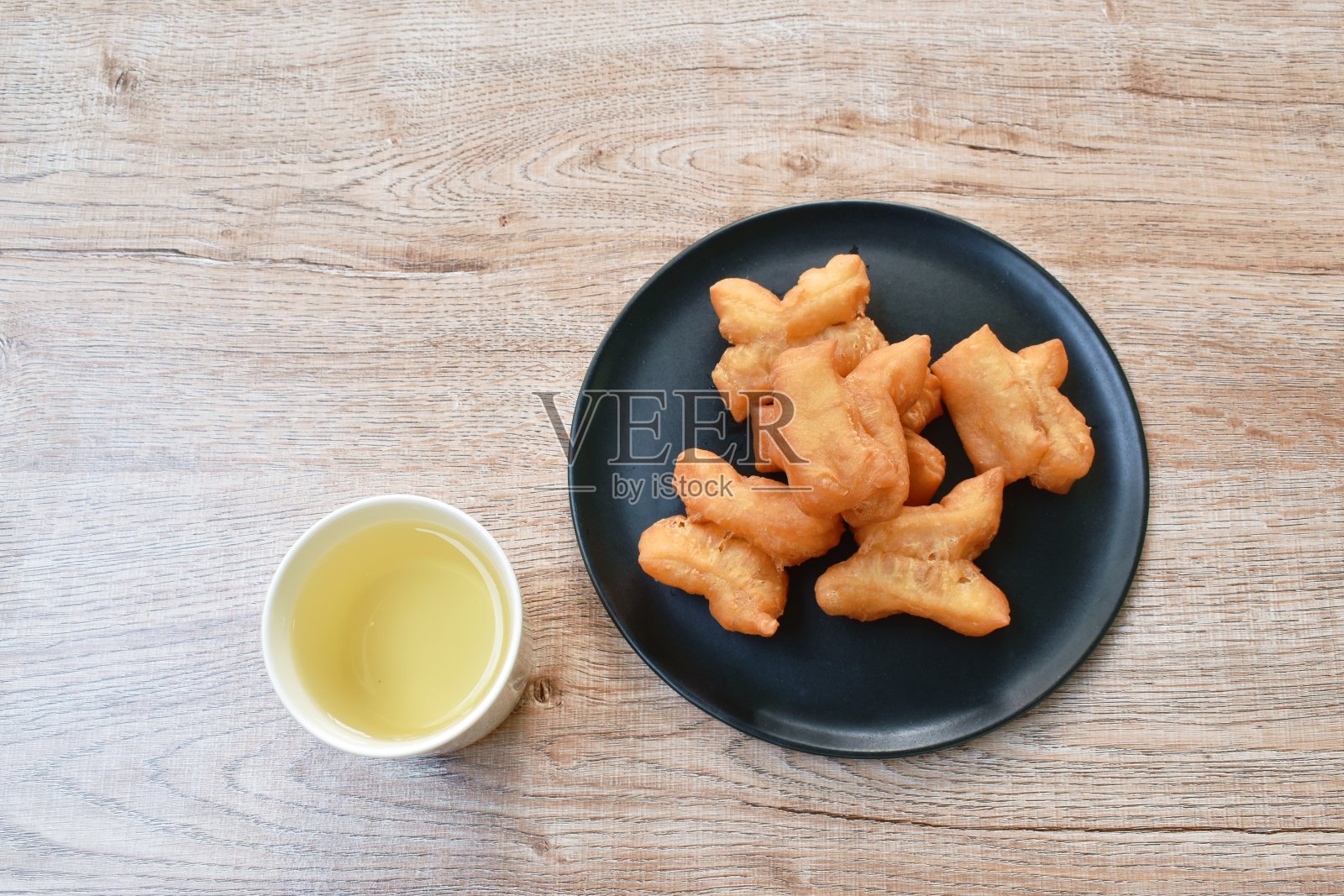 中式糕点用热茶杯生面团吃照片摄影图片