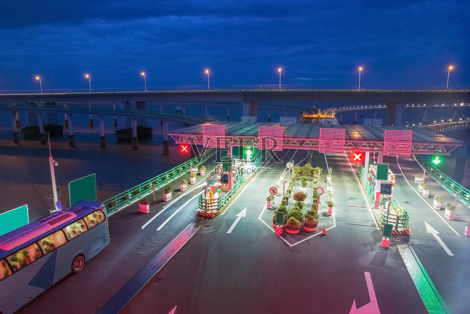 杭州湾大桥和收费站夜间灯火通明照片摄影图片