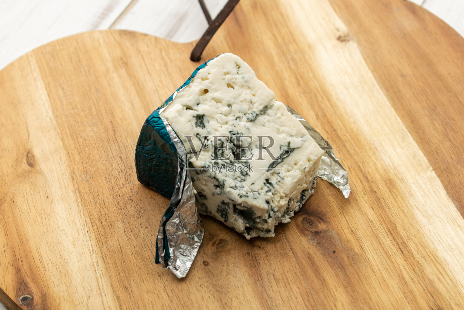 木制背景上的蓝奶酪。照片摄影图片