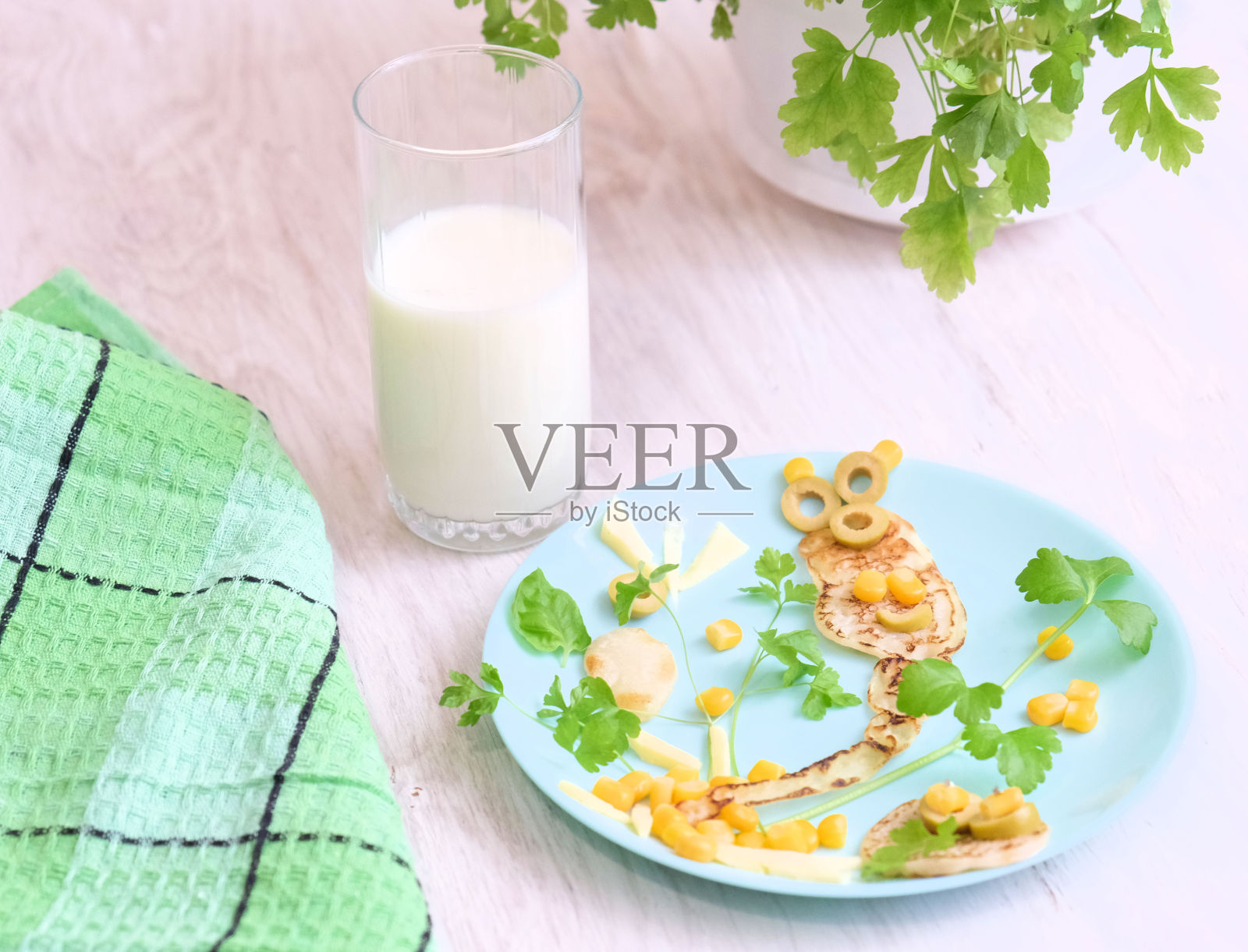 餐桌上的盘子上有创意和简单的儿童早餐。食物艺术的孩子吃一点。照片摄影图片