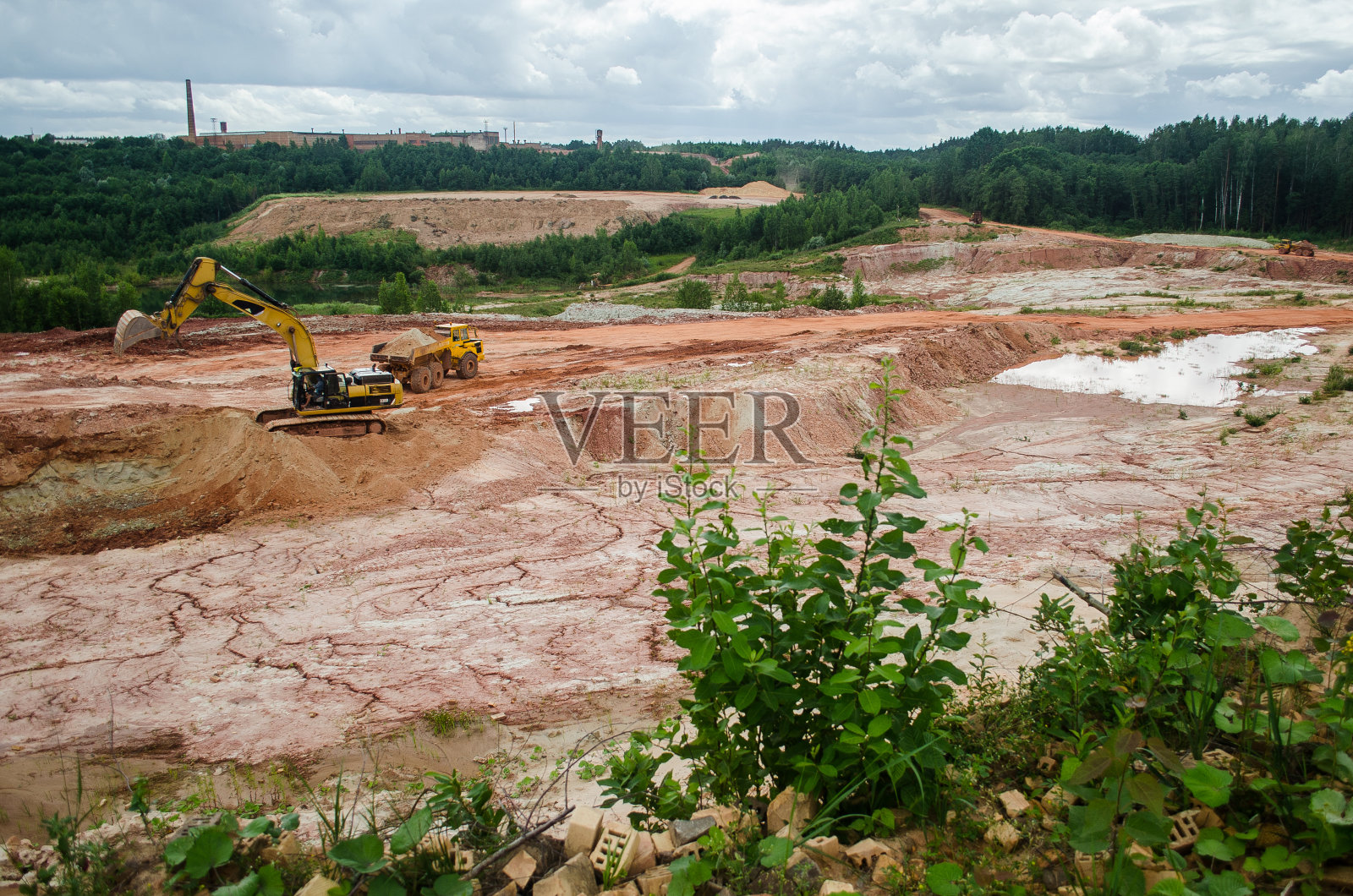 拉脱维亚洛德砖厂全景。旧砖厂和红土事业。照片摄影图片