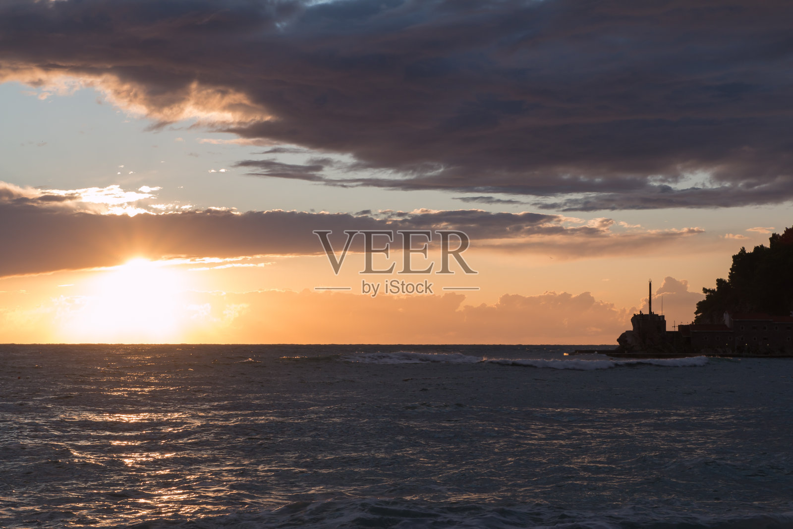 海滩上的日落照片摄影图片