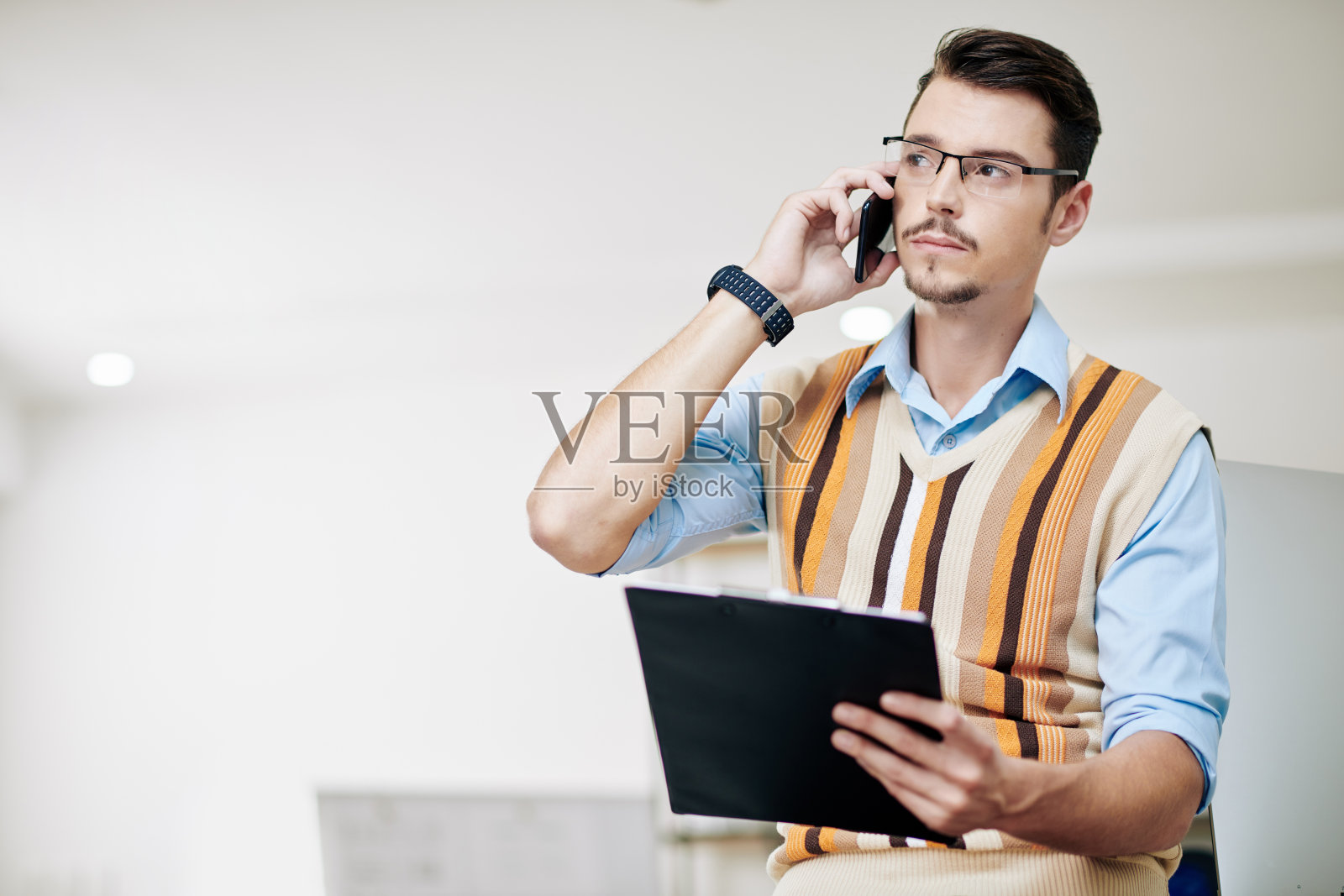 沉思的商人在电话中交谈照片摄影图片