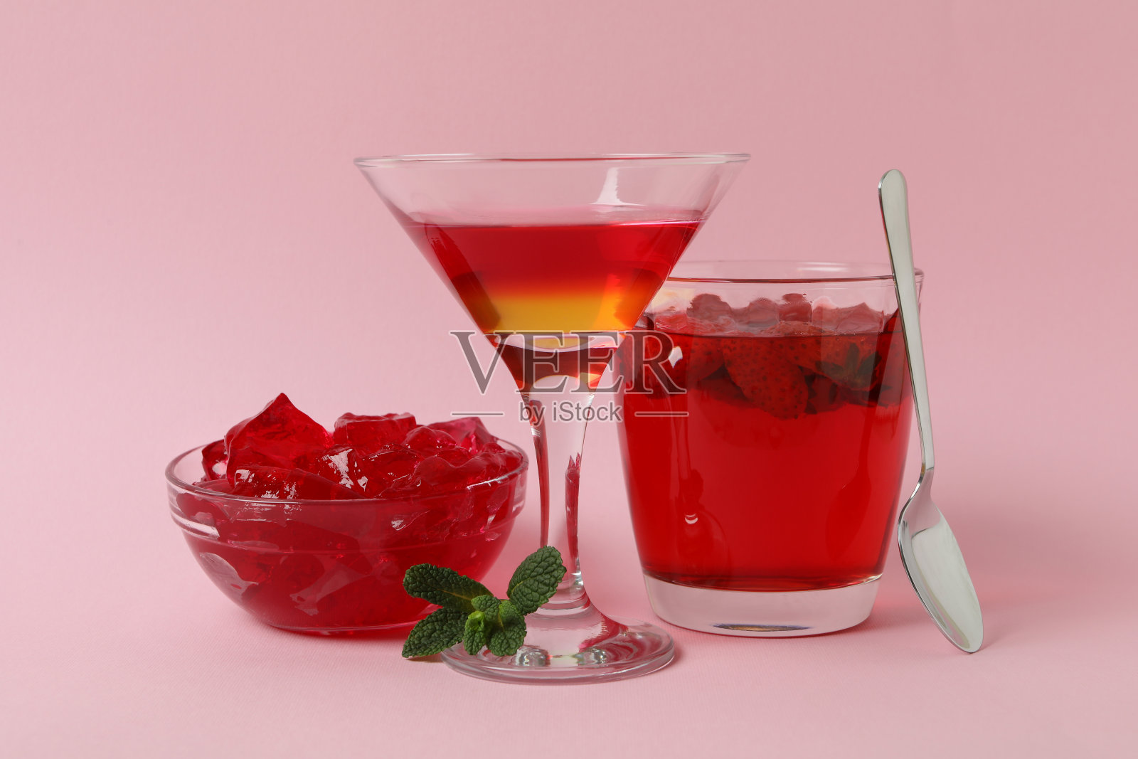 粉色背景上的红色果冻甜点的概念照片摄影图片