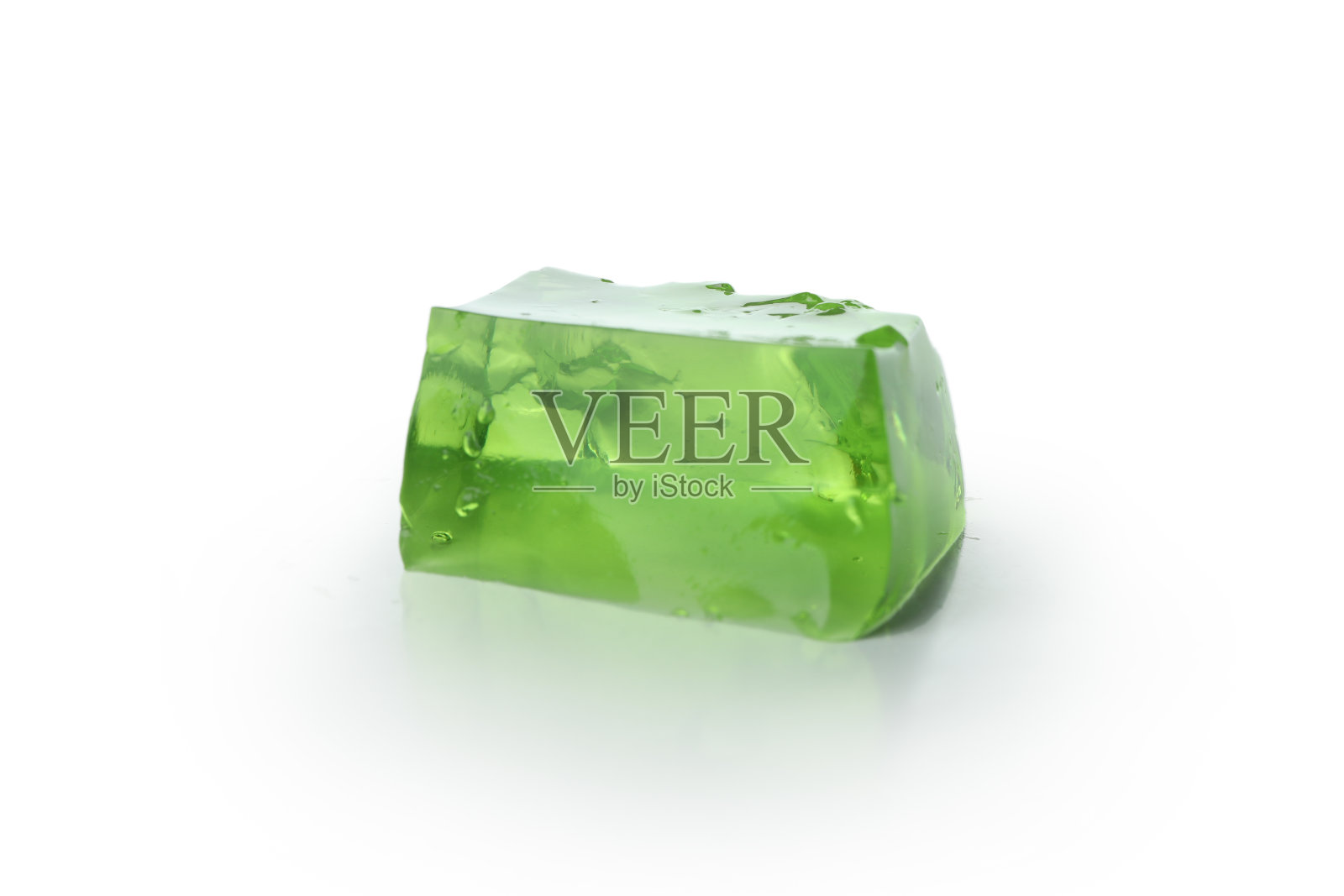 白色背景上分离的猕猴桃果冻块照片摄影图片