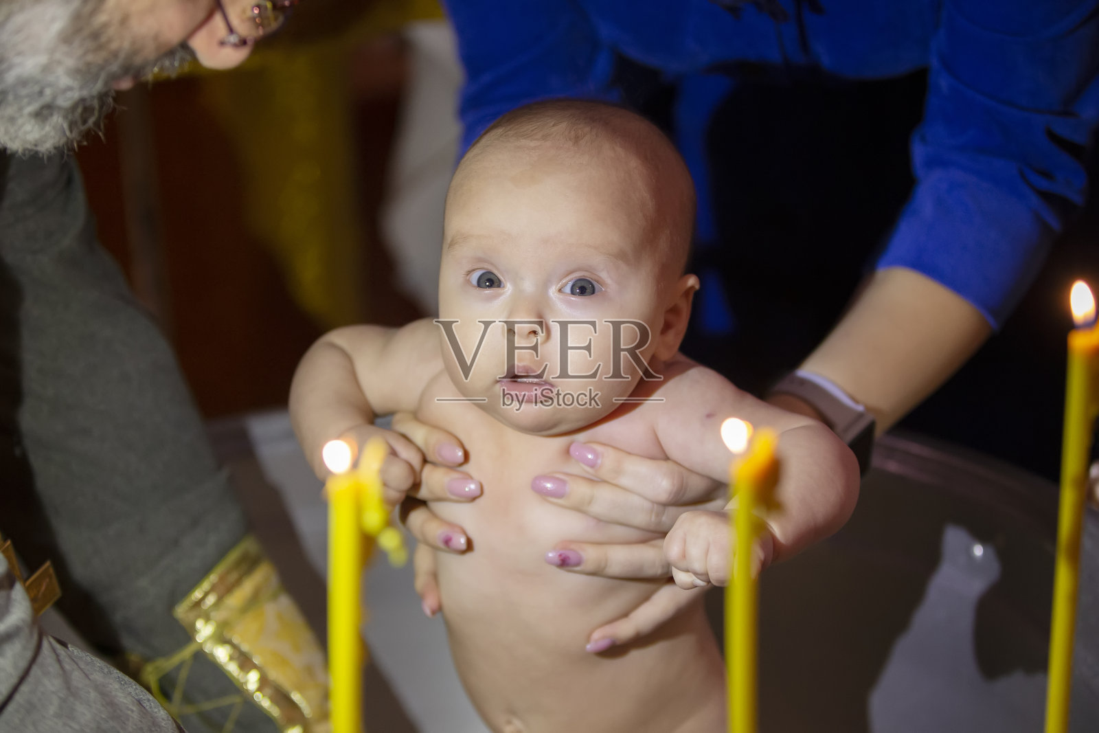 一个孩子的正统洗礼。教会接受信仰的仪式。这孩子受洗了。照片摄影图片