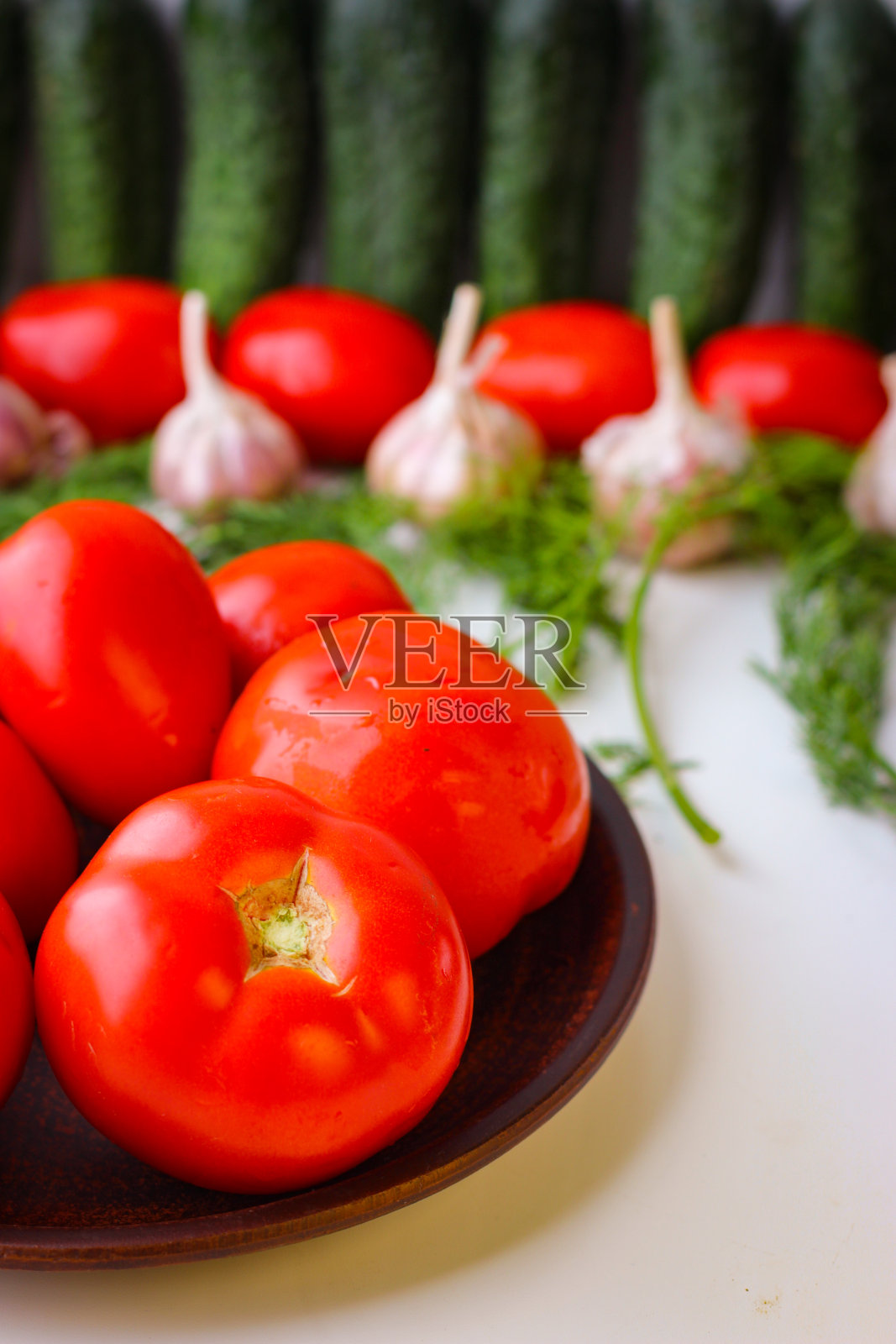 好的有机黄瓜，红番茄和大蒜照片摄影图片