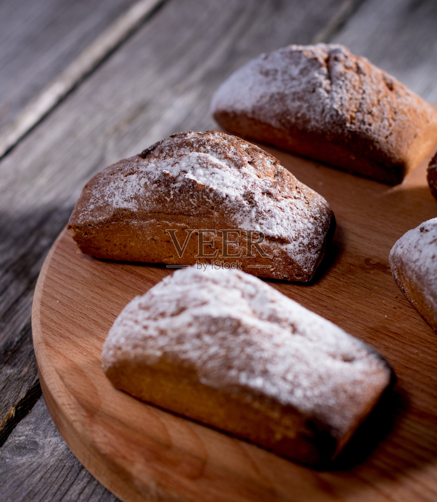 在木板上烘烤。特写镜头。照片摄影图片