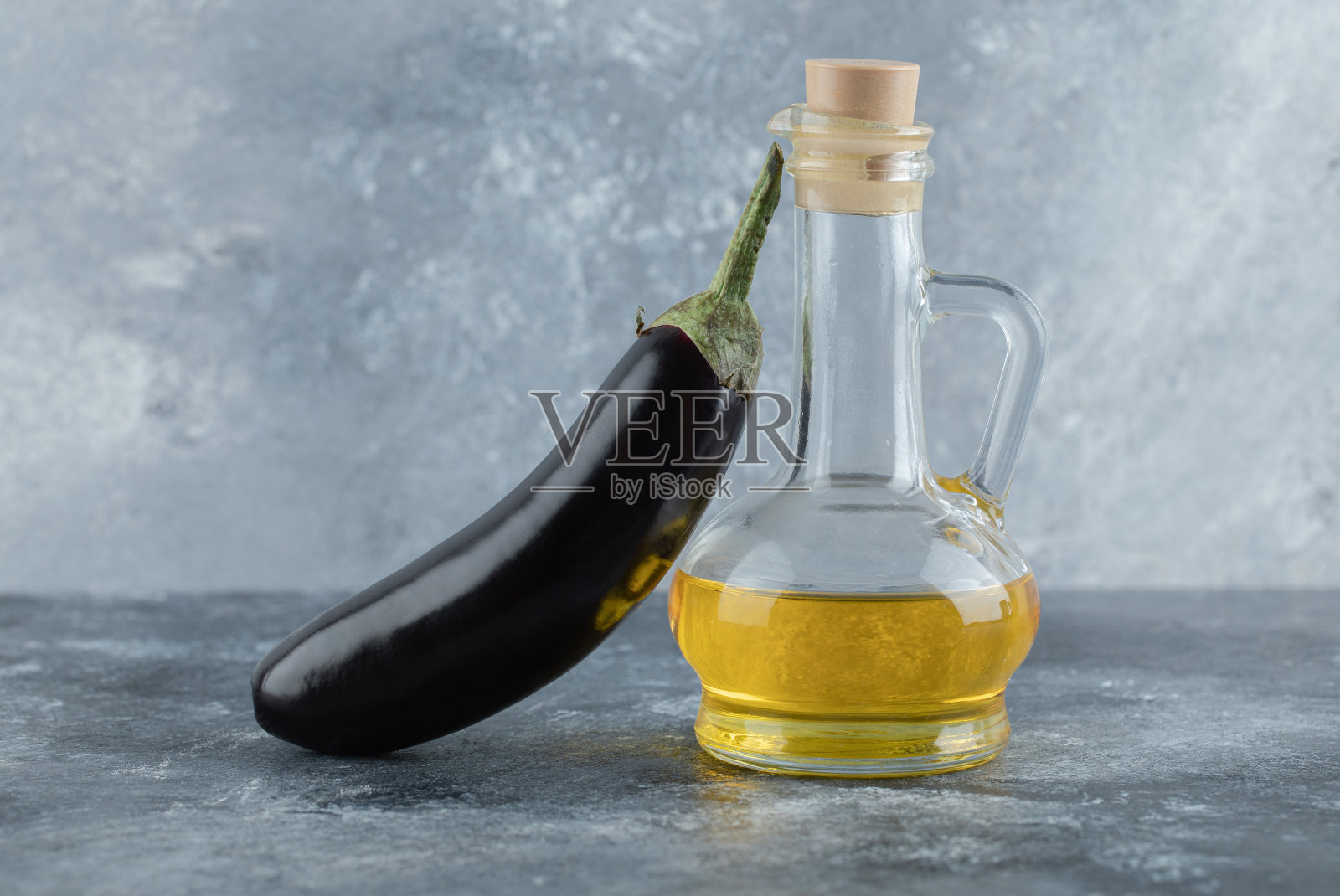 有机鲜茄子配瓶油照片摄影图片