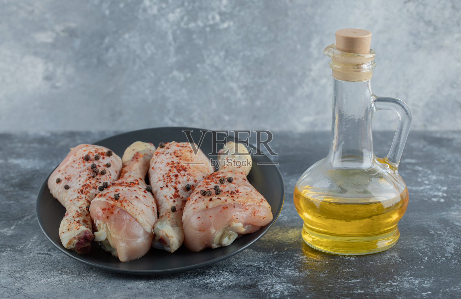 新鲜腌制的鸡腿用油准备烹调照片摄影图片