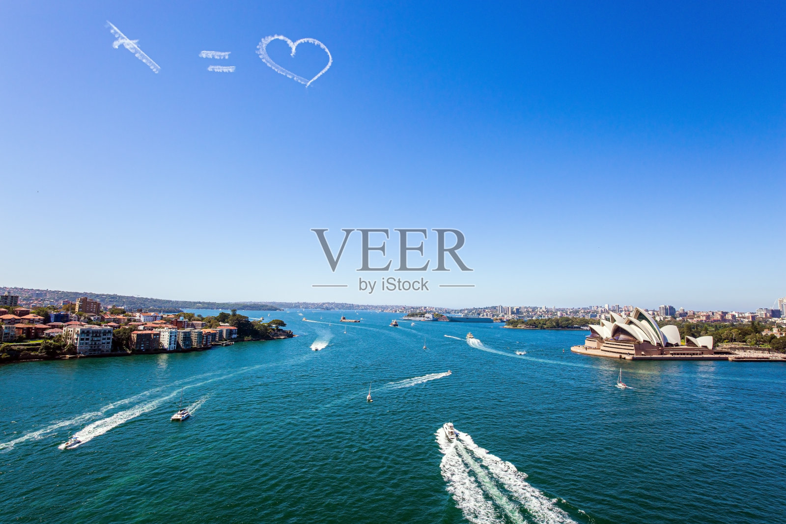 一架飞机在悉尼港口上空飞行照片摄影图片