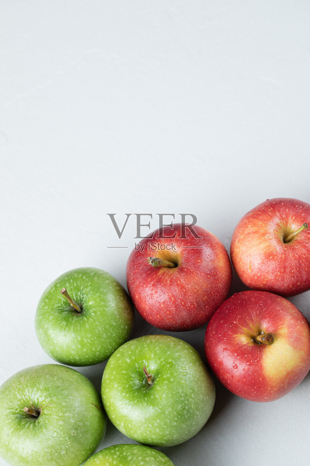绿色和红色的苹果孤立在白色的背景照片摄影图片