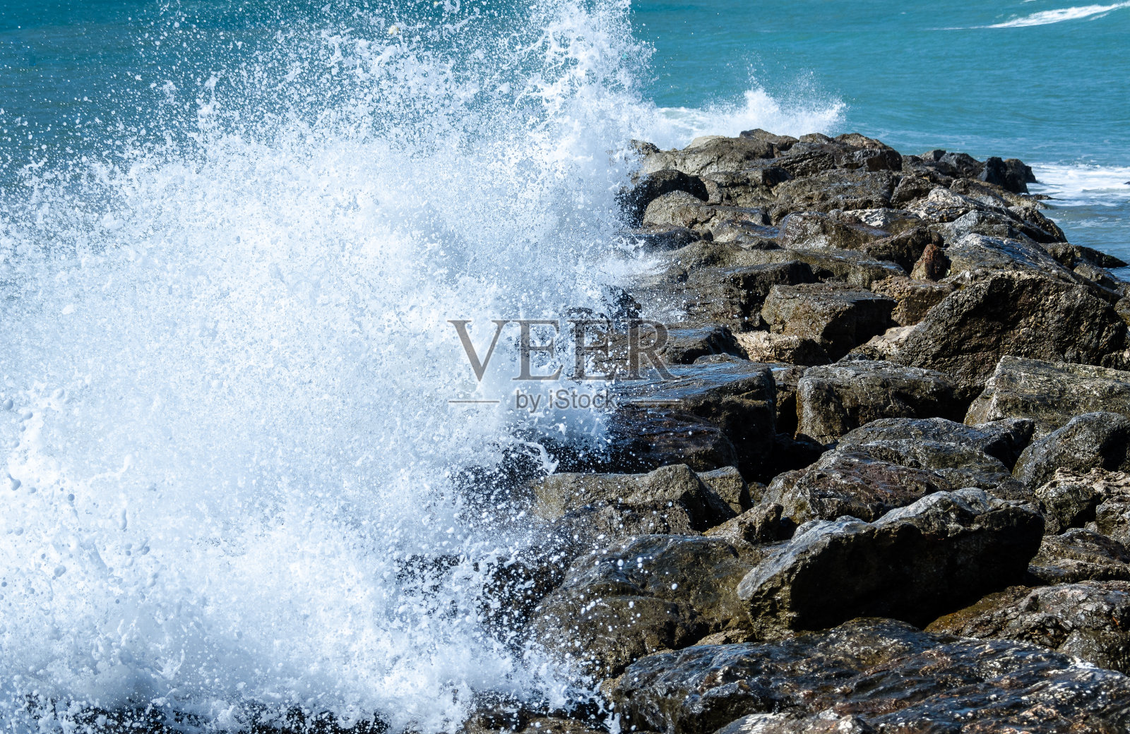 海浪拍打着岩石照片摄影图片