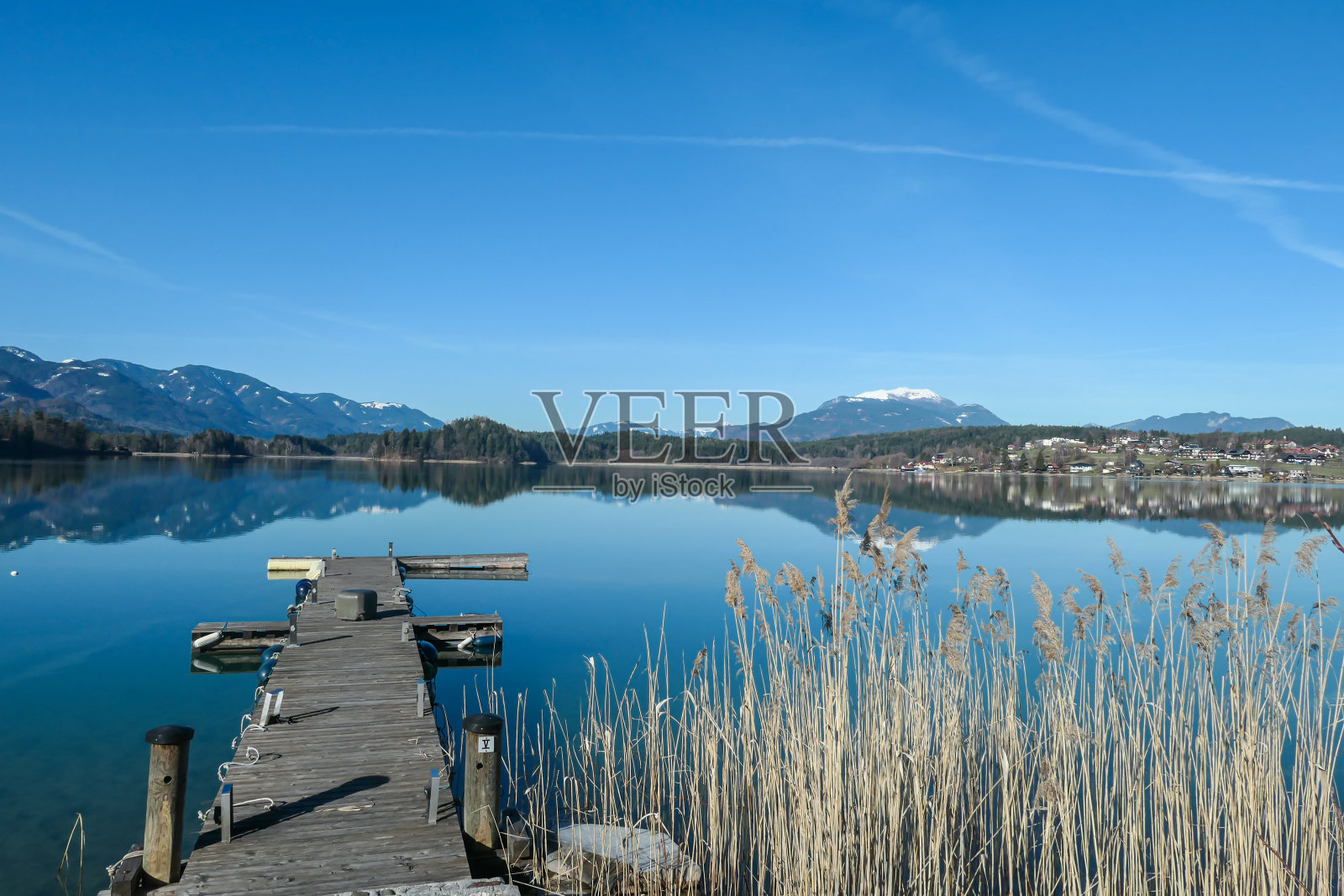fakersee -奥地利阿尔卑斯山Faaker湖的全景。这个湖被高山环抱着。照片摄影图片
