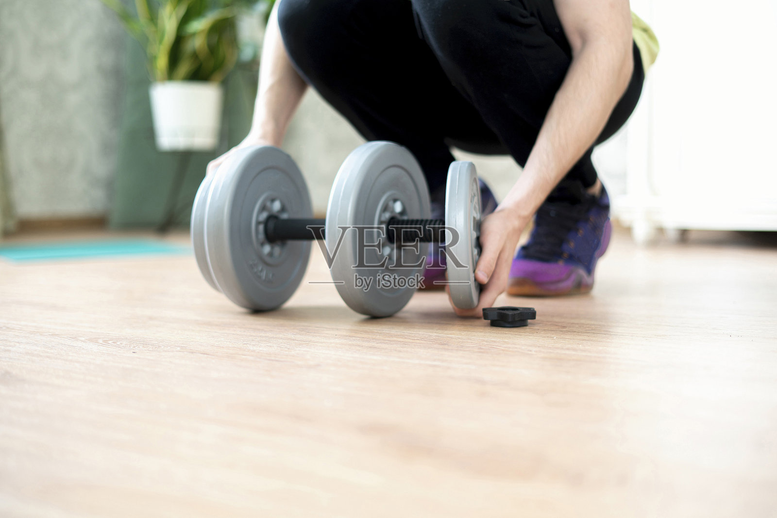 做运动的人把一个杠铃放在一个哑铃上照片摄影图片