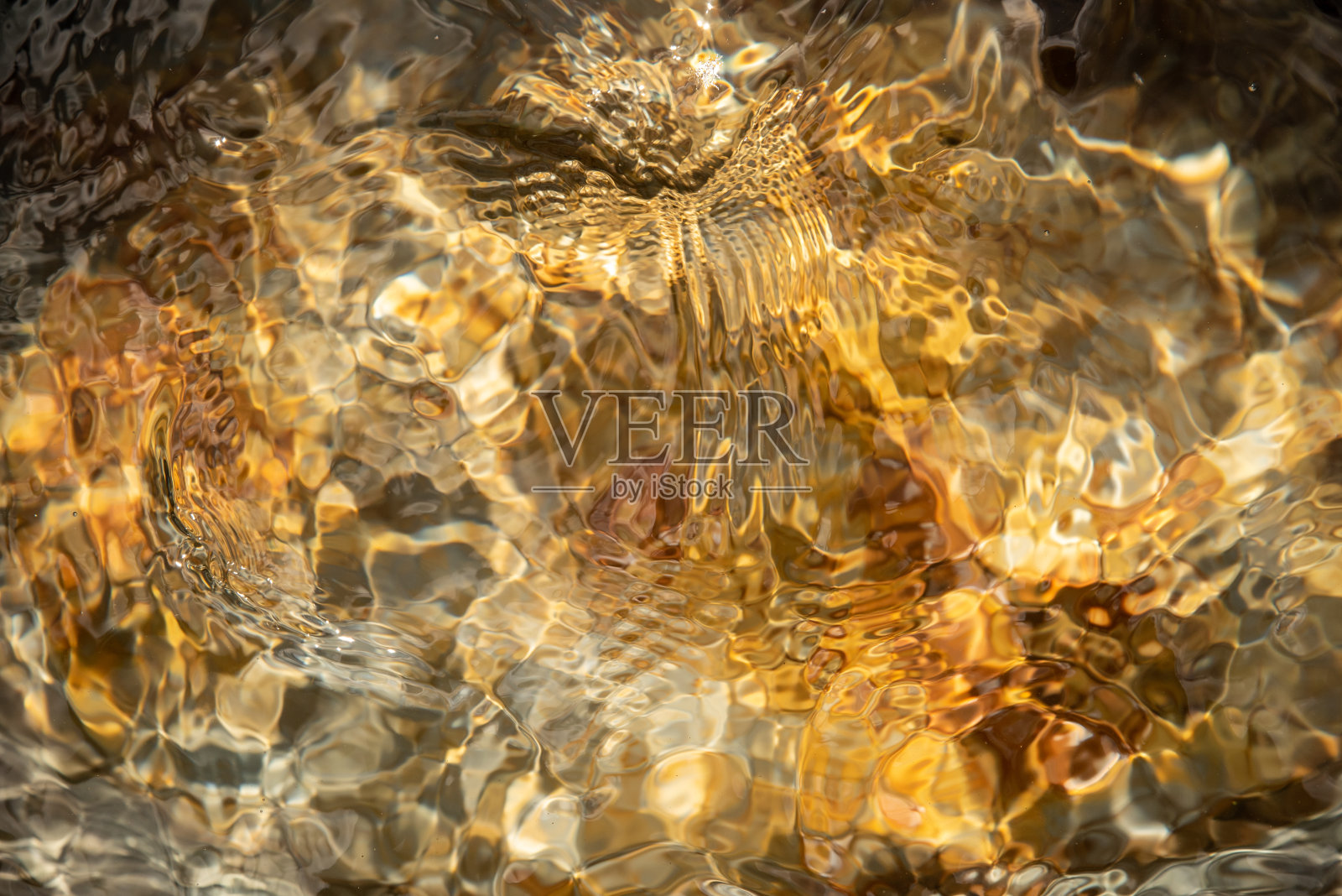 水面的抽象图像。生锈的橙色。照片摄影图片