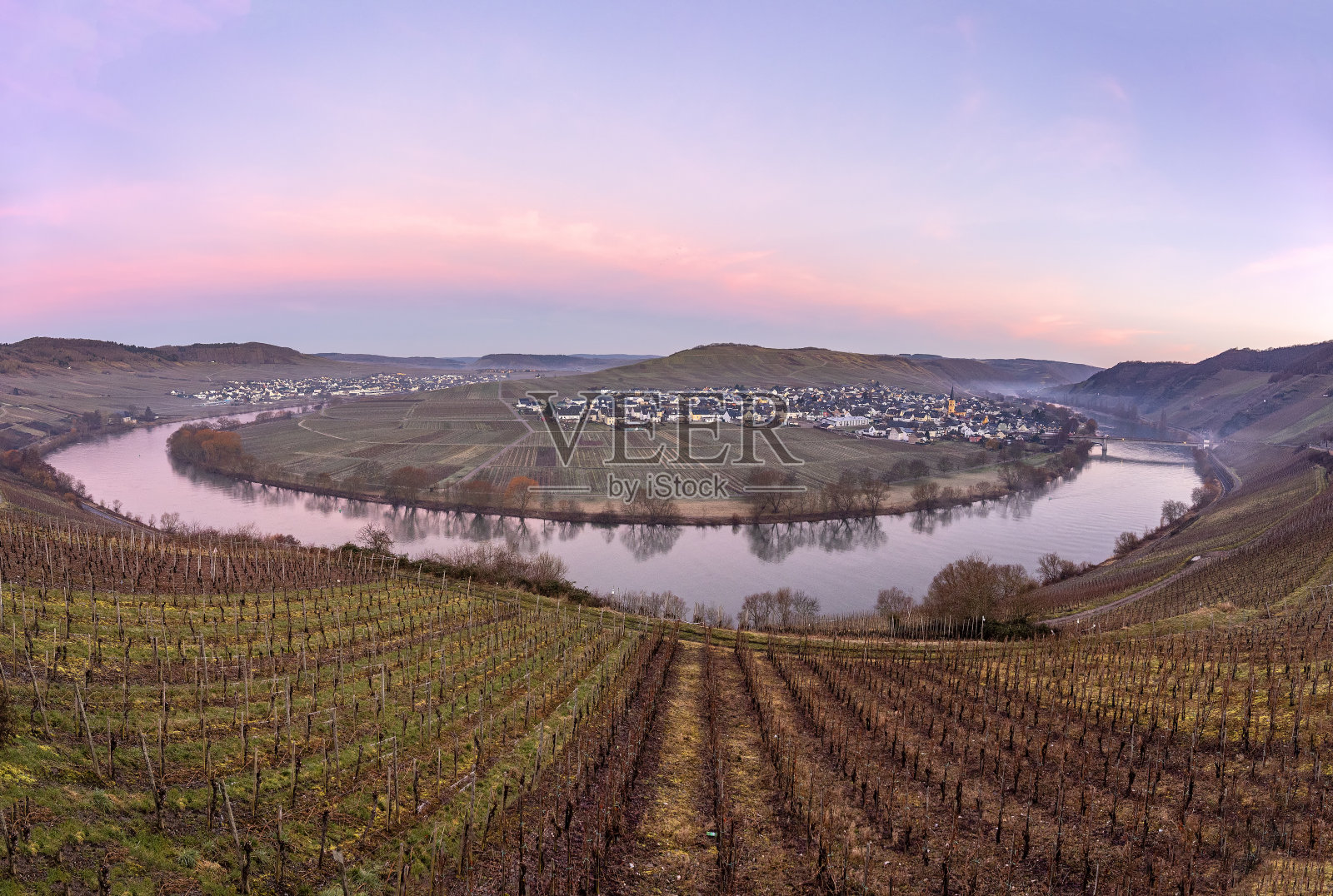 风景优美的摩泽尔河环和特里滕海姆村从雷文看到照片摄影图片