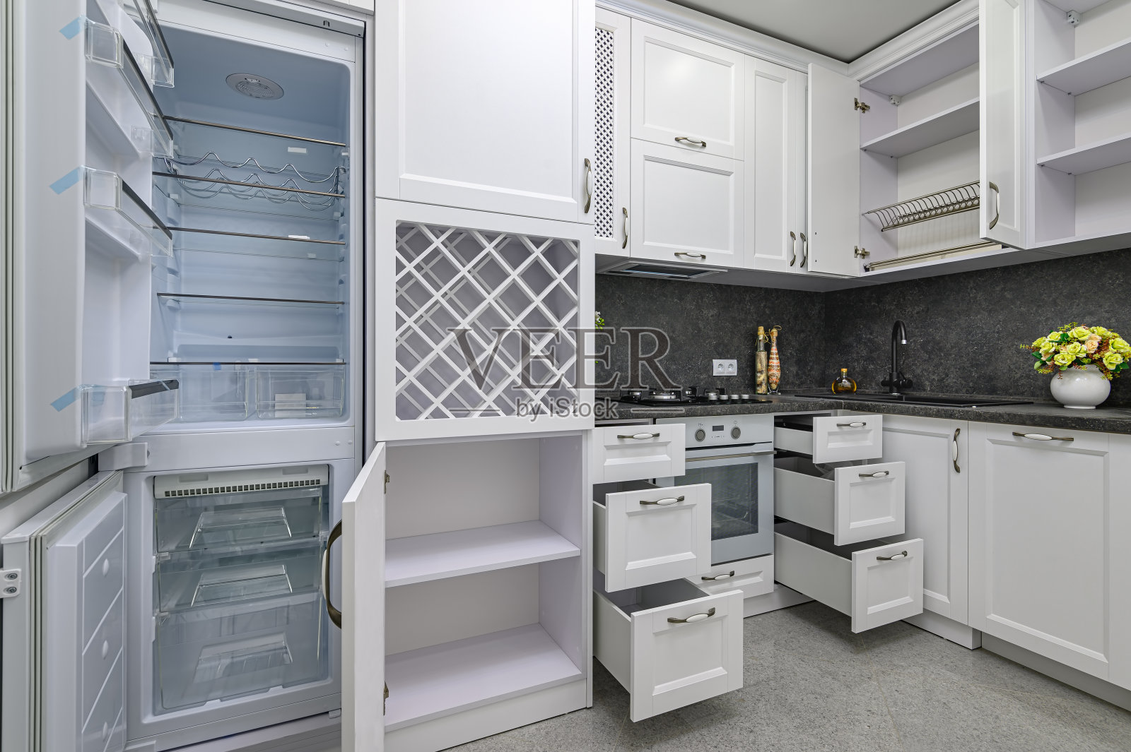 打开现代白色厨房的门和抽屉照片摄影图片