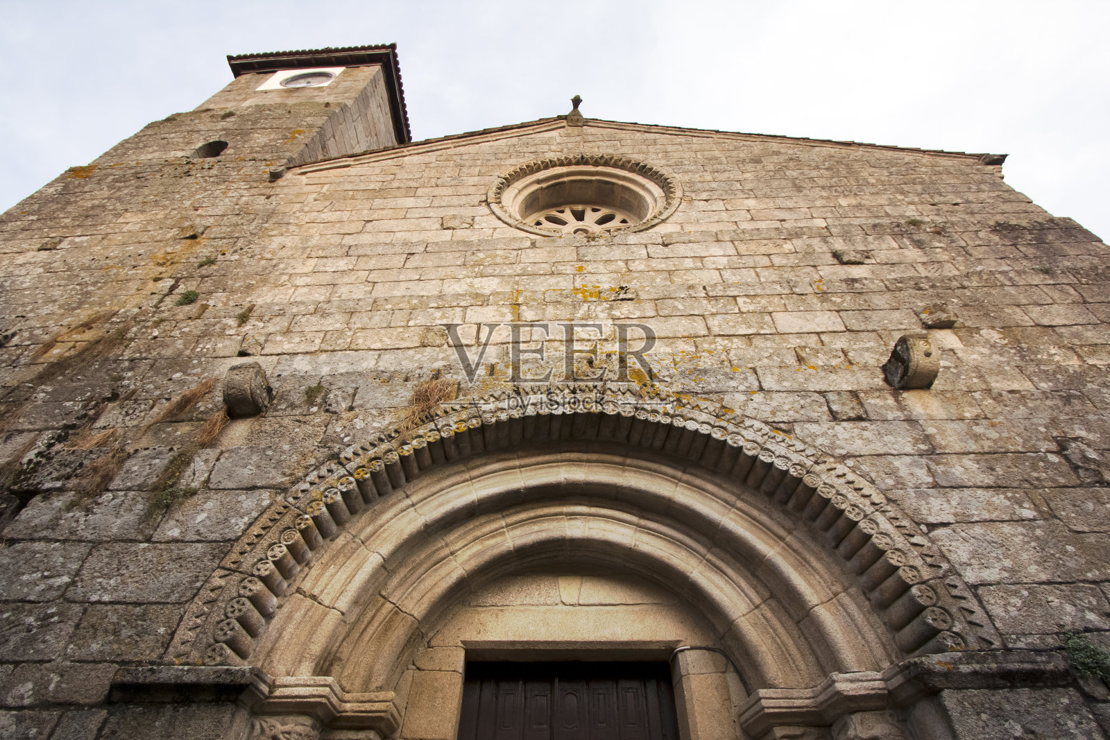 西班牙加利西亚阿拉里兹的圣地亚哥老教堂正面和钟楼。照片摄影图片