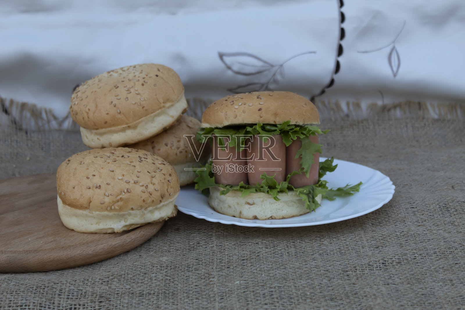 一个白色的盘子上放着一个不寻常的三明治照片摄影图片