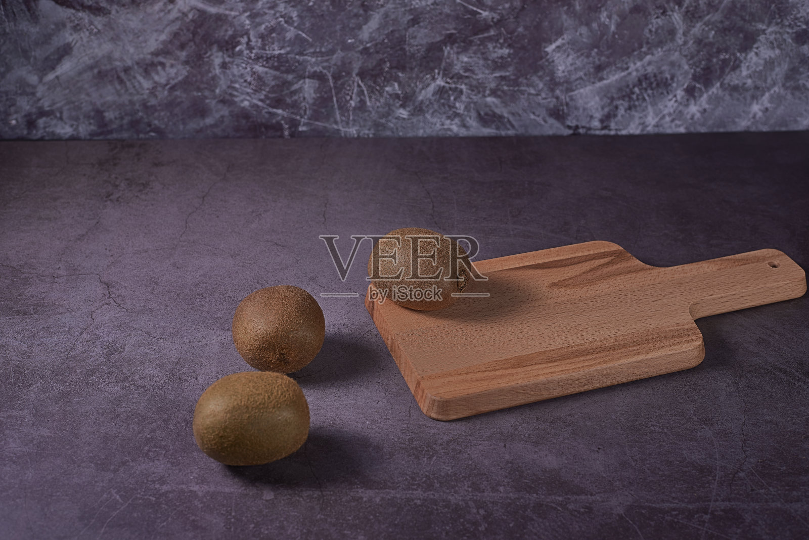 三只猕猴桃在木板上照片摄影图片