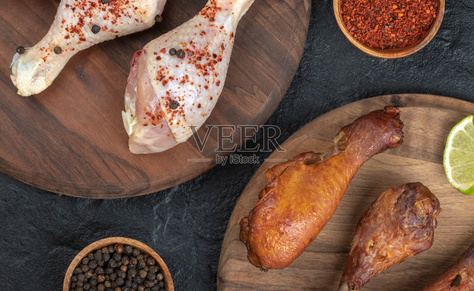 近距离的照片辣生鸡腿与石灰在木板上照片摄影图片