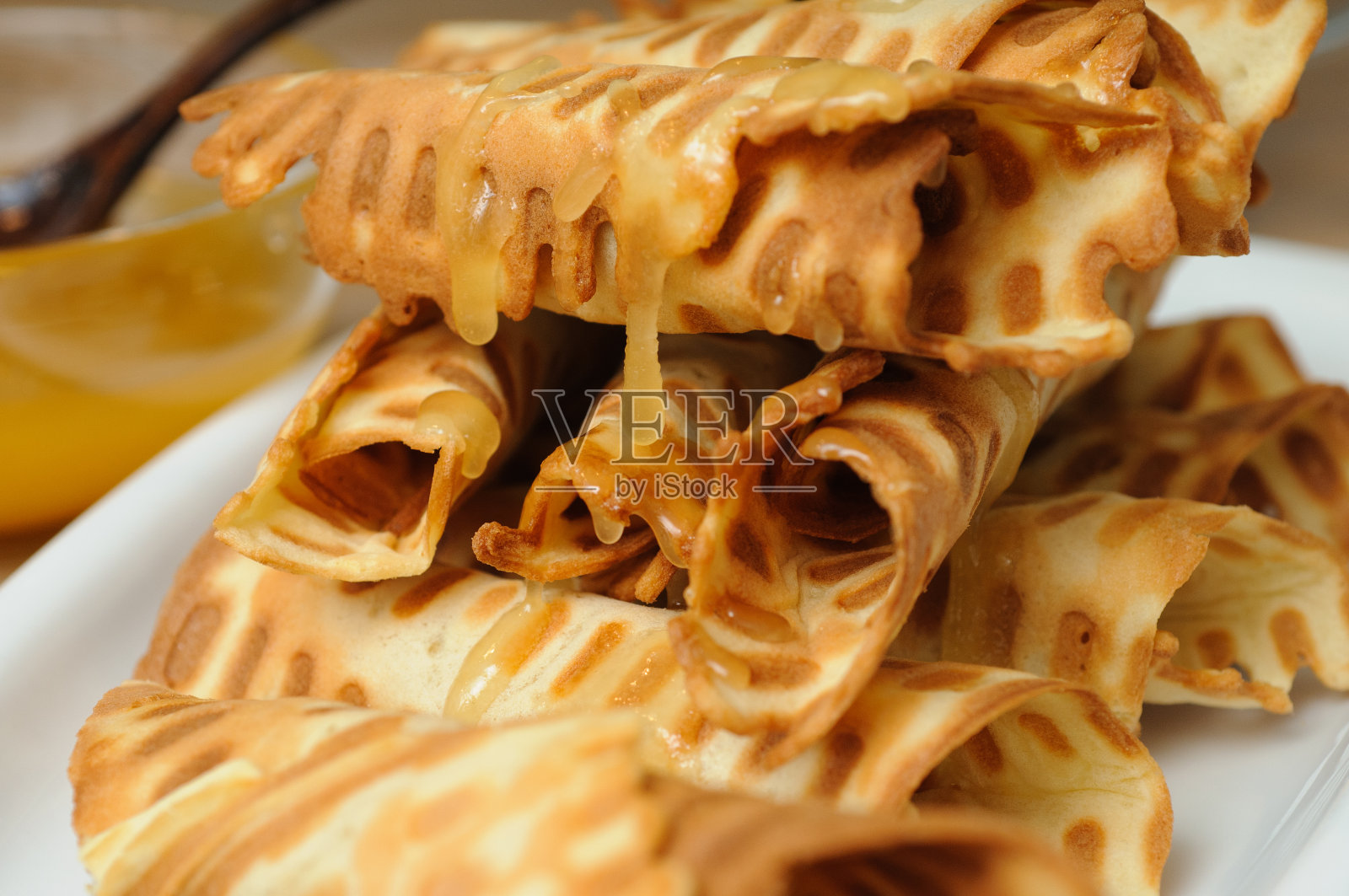 威化饼卷放在桌上照片摄影图片