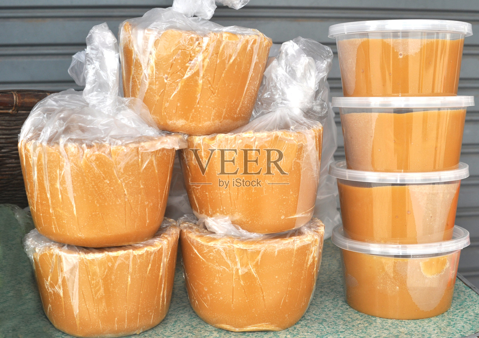 农产品，椰子糖，农民用椰子花的甜味炖成焦糖，倒进模具。等它冷却到黄色。天然甜度用于健康烹调自制加工，不用于工业照片摄影图片