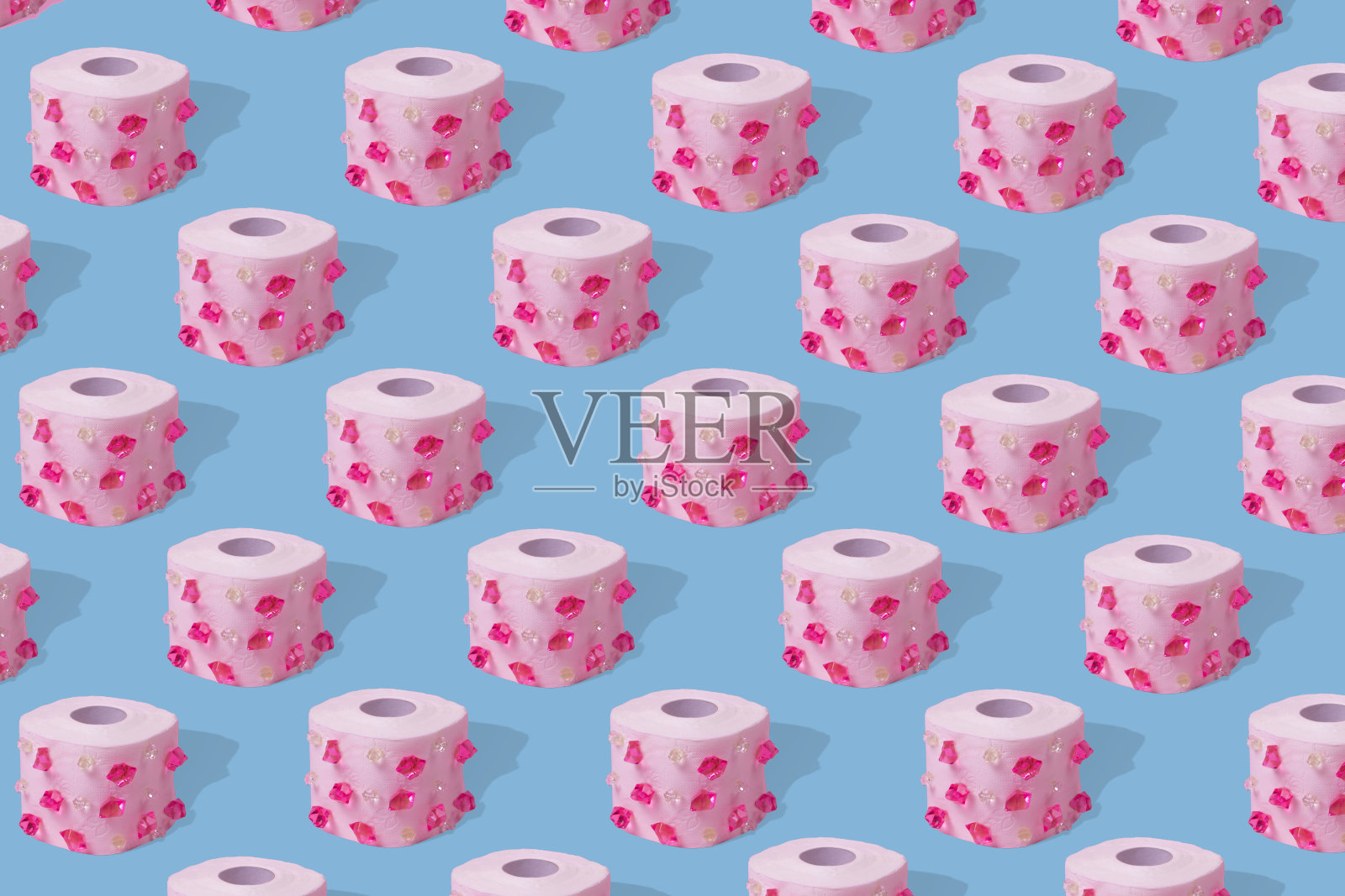 这个创意是用钻石做的厕纸，图案在亮蓝色的背景上。照片摄影图片