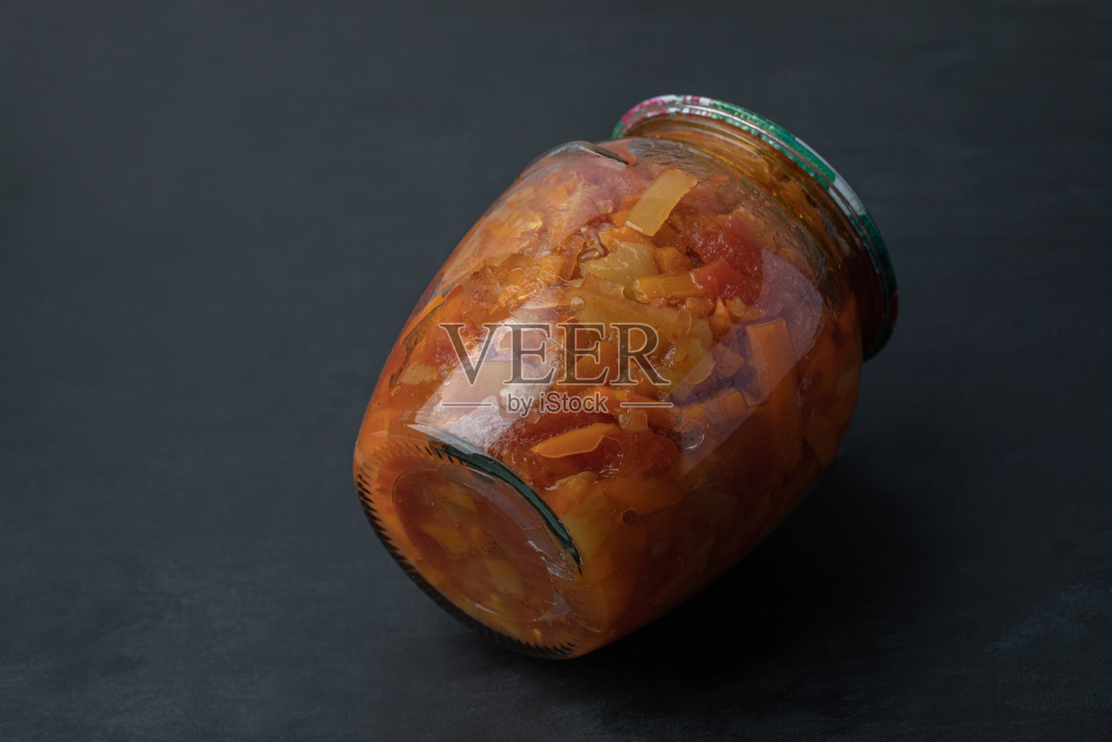 在黑色背景上放着各种蔬菜的玻璃罐照片摄影图片