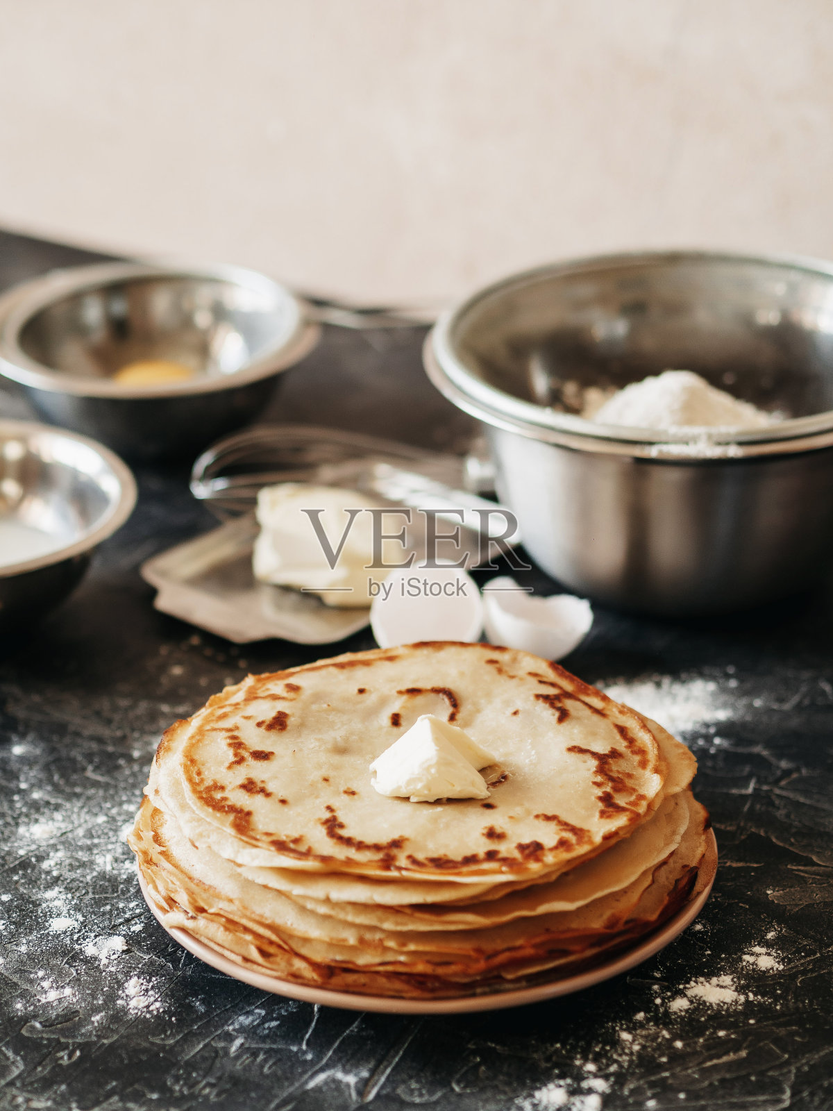 俄罗斯传统Maslenitsa:红黑鱼子酱煎饼照片摄影图片