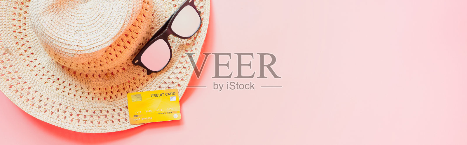 夏天配件概念从信用卡和夏天收集在柔和的红色背景。网络横幅的尺寸。照片摄影图片