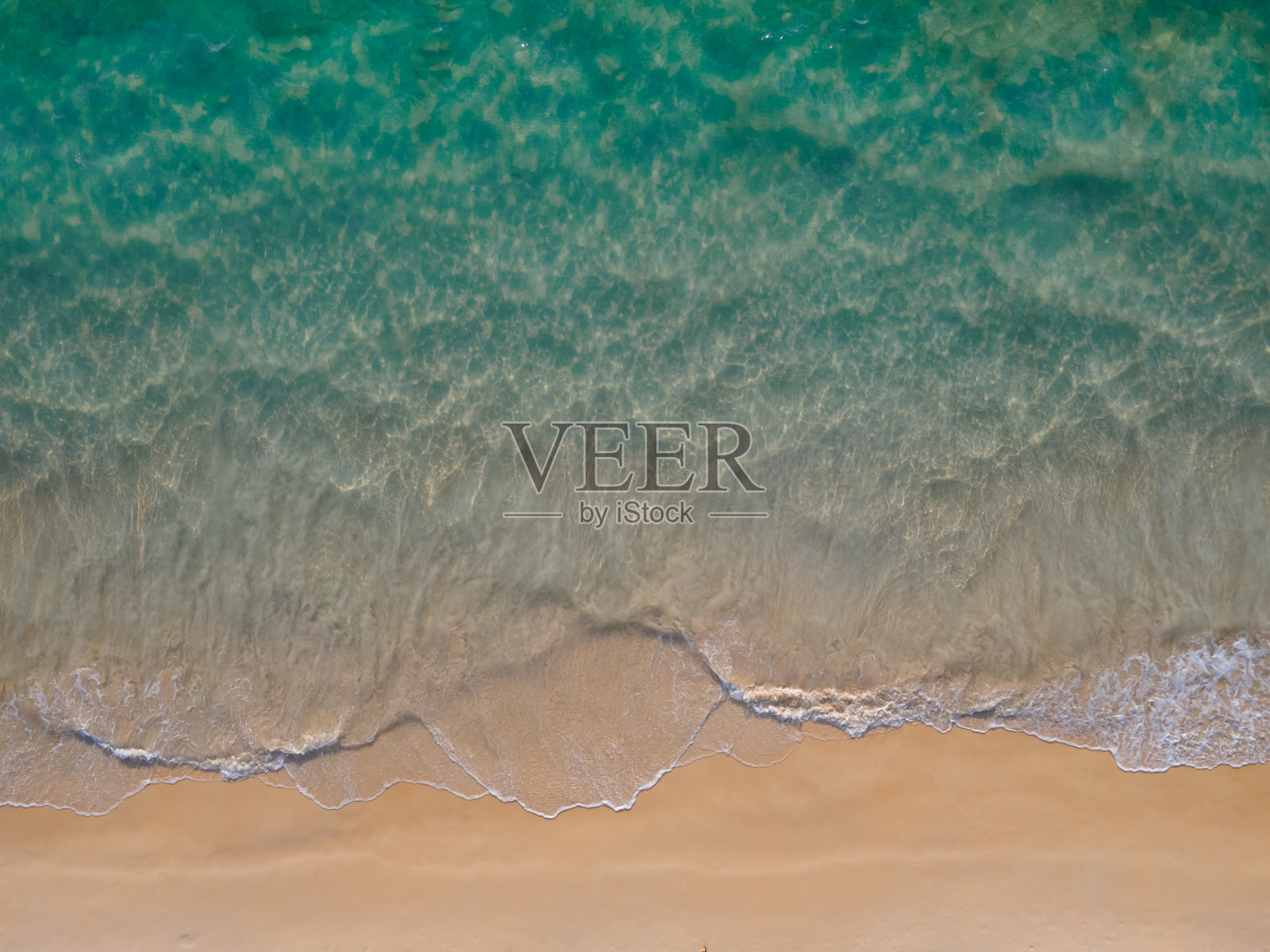 鸟瞰图俯瞰海滩、沙滩和大海照片摄影图片