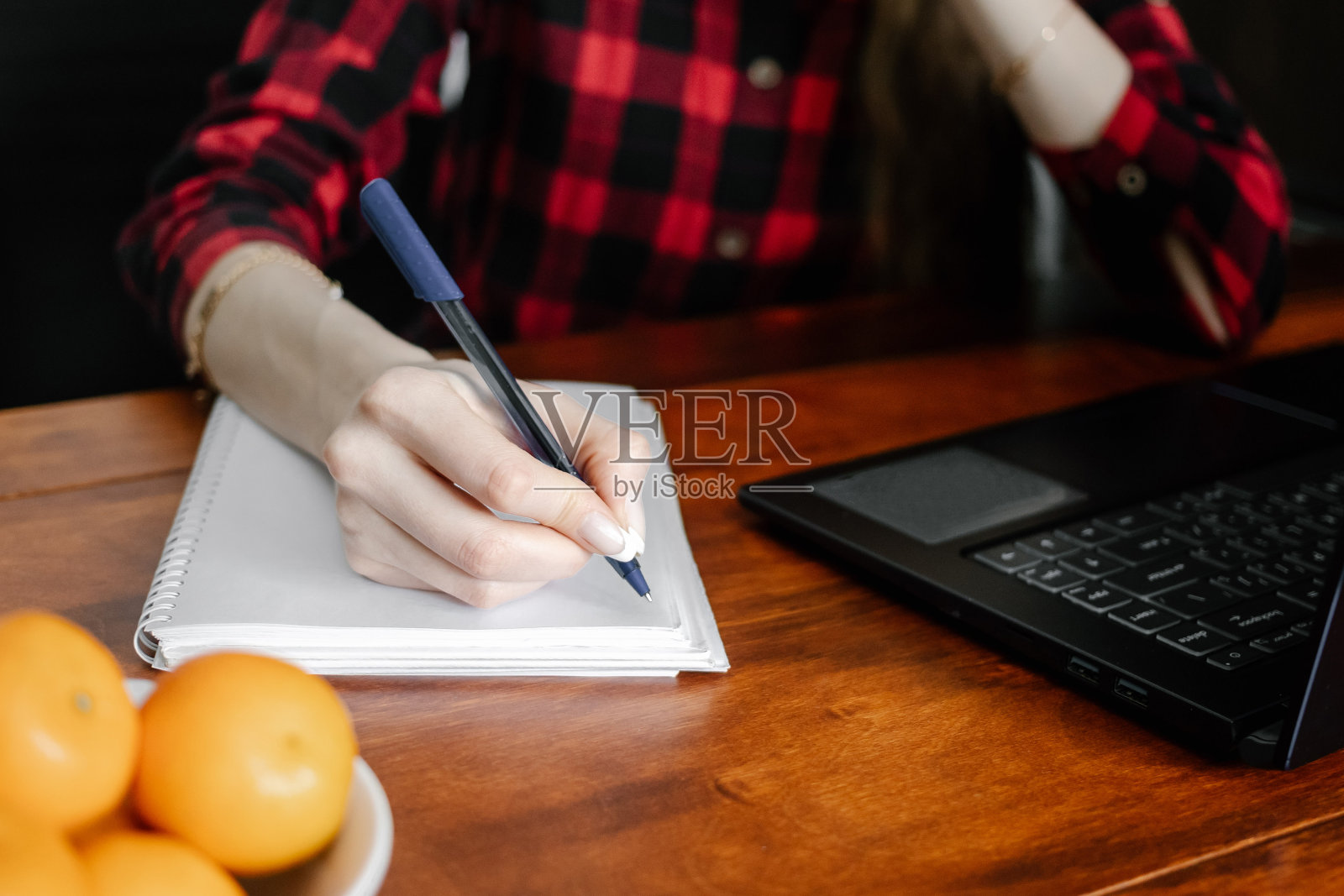特写女孩学习网上笔记本电脑。照片摄影图片