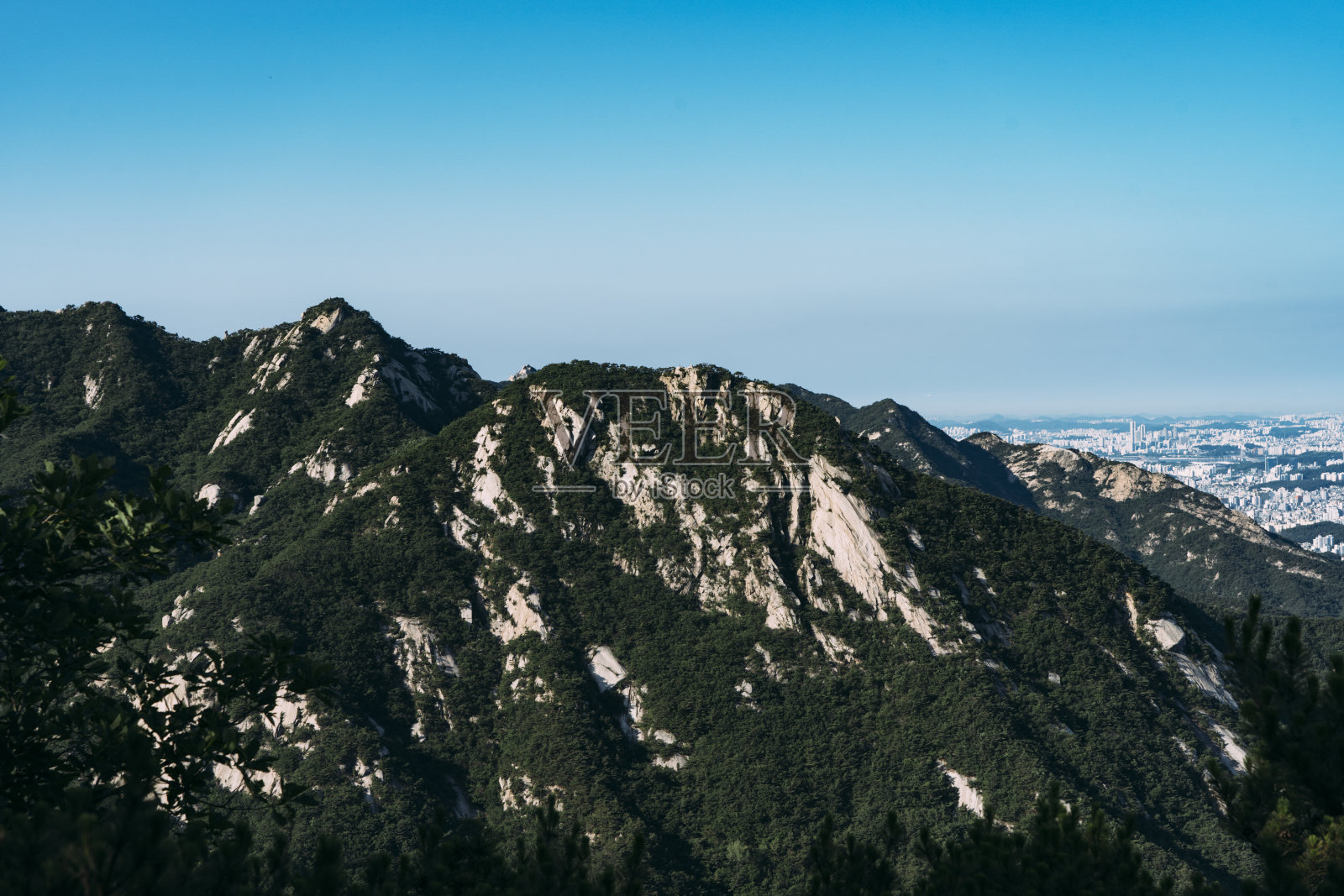 韩国首尔，北山国家公园的山顶。照片摄影图片