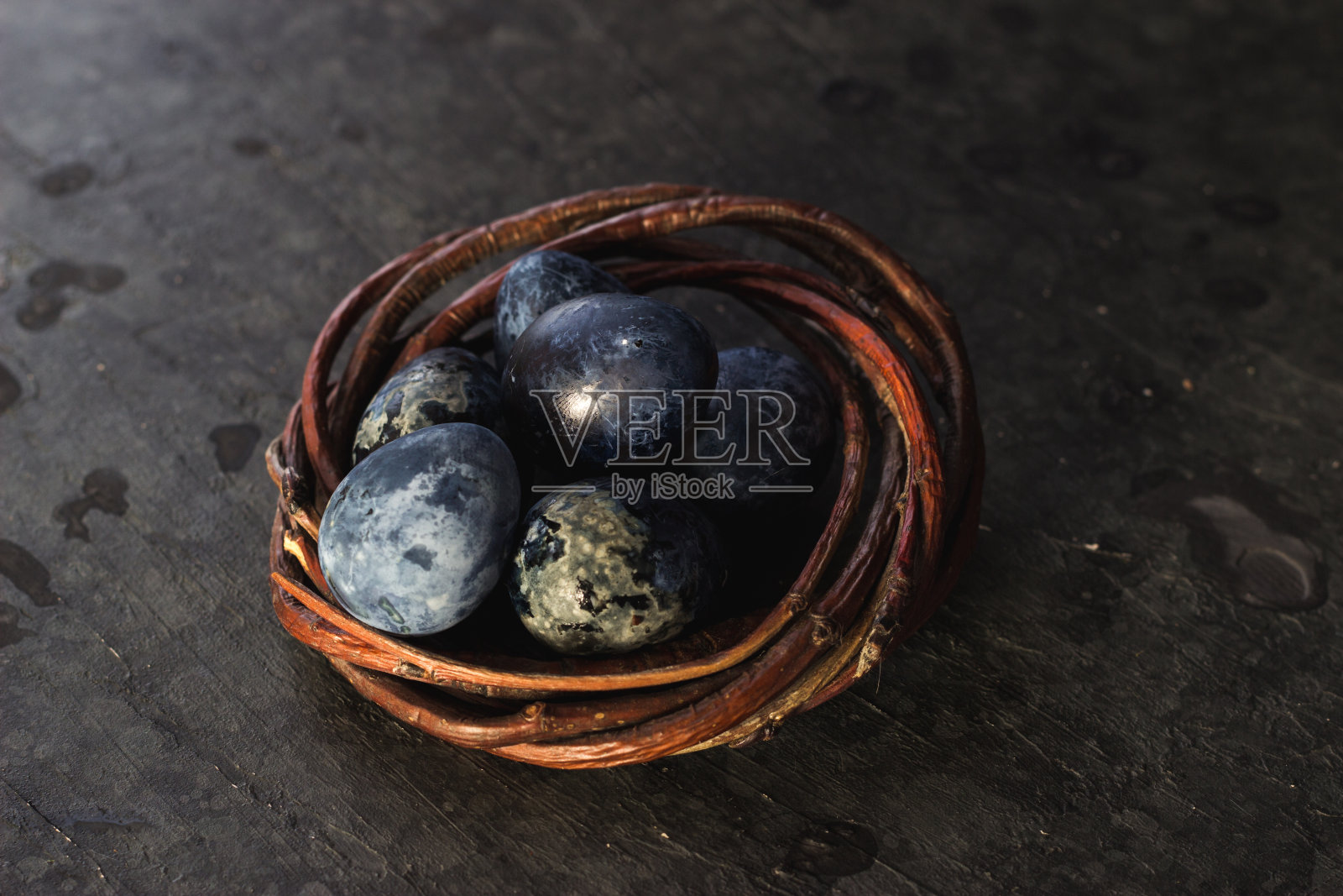 在粉红色的背景上，一位女士正在用巧克力和浆果装饰纸杯蛋糕照片摄影图片