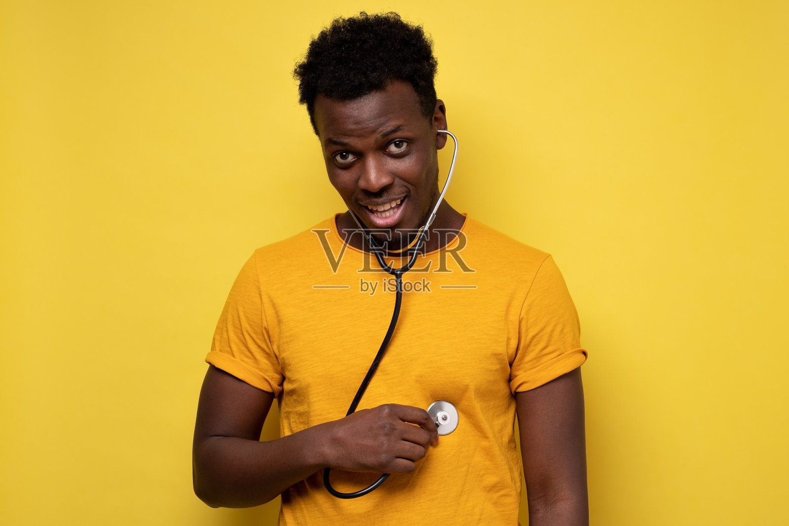 非裔美国人用听诊器听他的心脏照片摄影图片