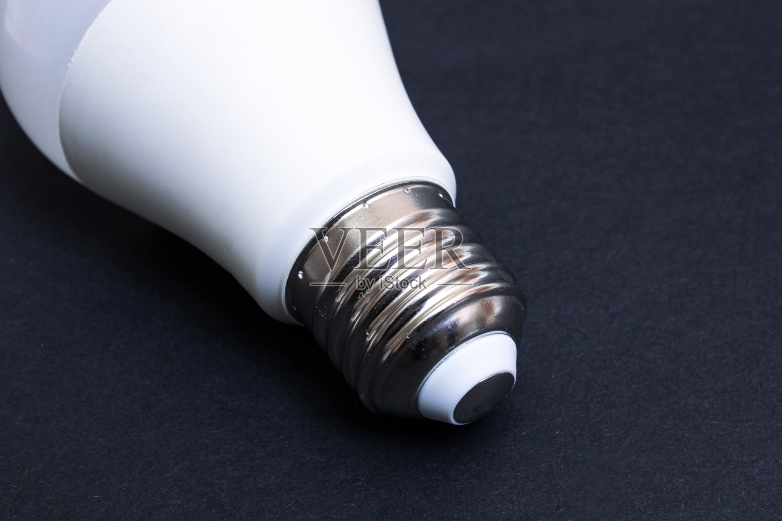 荧光灯泡的基础上黑色的背景照片摄影图片