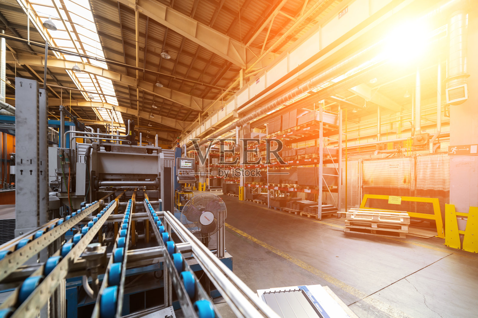 金属加工车间的内部。现代工业企业照片摄影图片