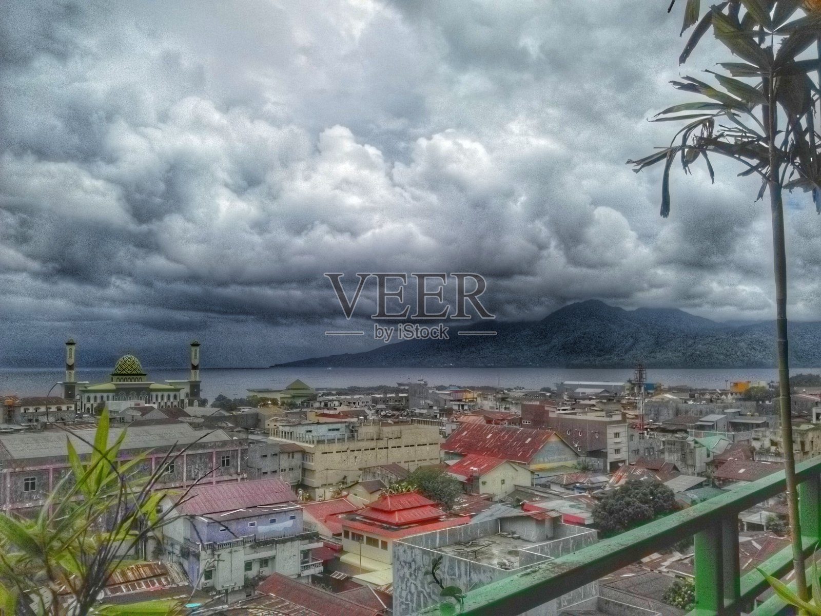 一个多云的城市照片摄影图片