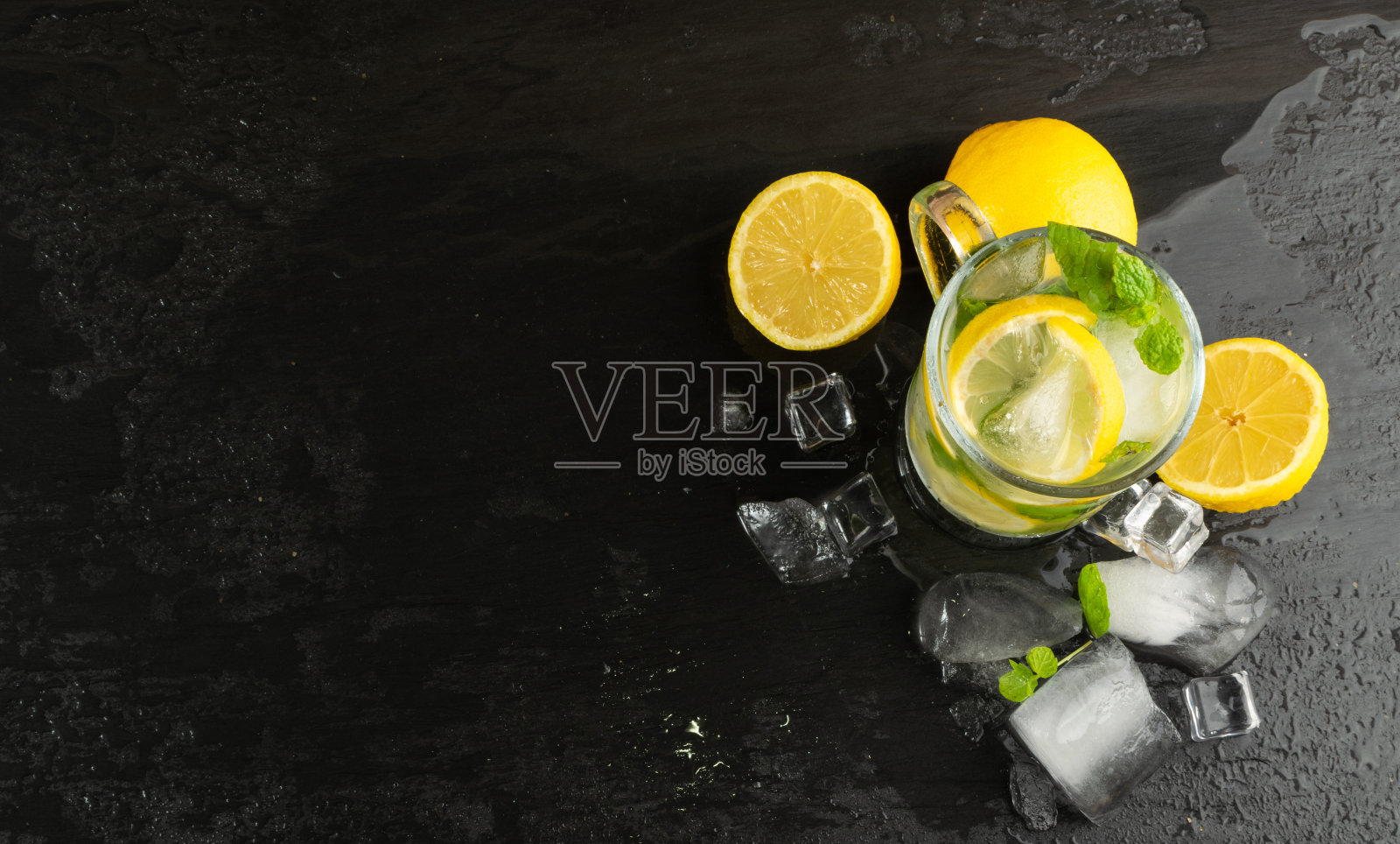 夏日薄荷柠檬水加冰块和新鲜柠檬照片摄影图片