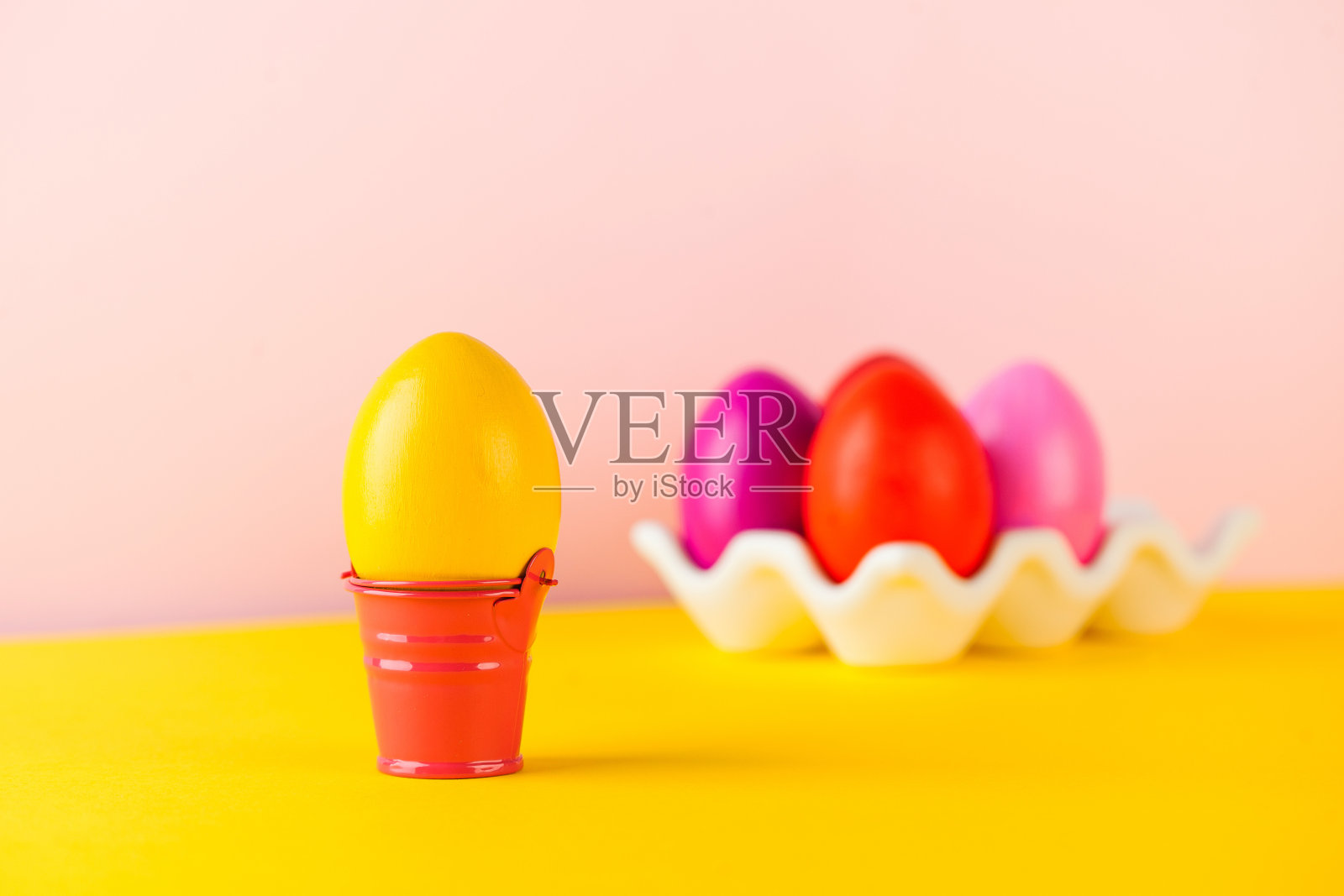 色彩鲜艳的彩蛋。复活节快乐。副本的空间。照片摄影图片