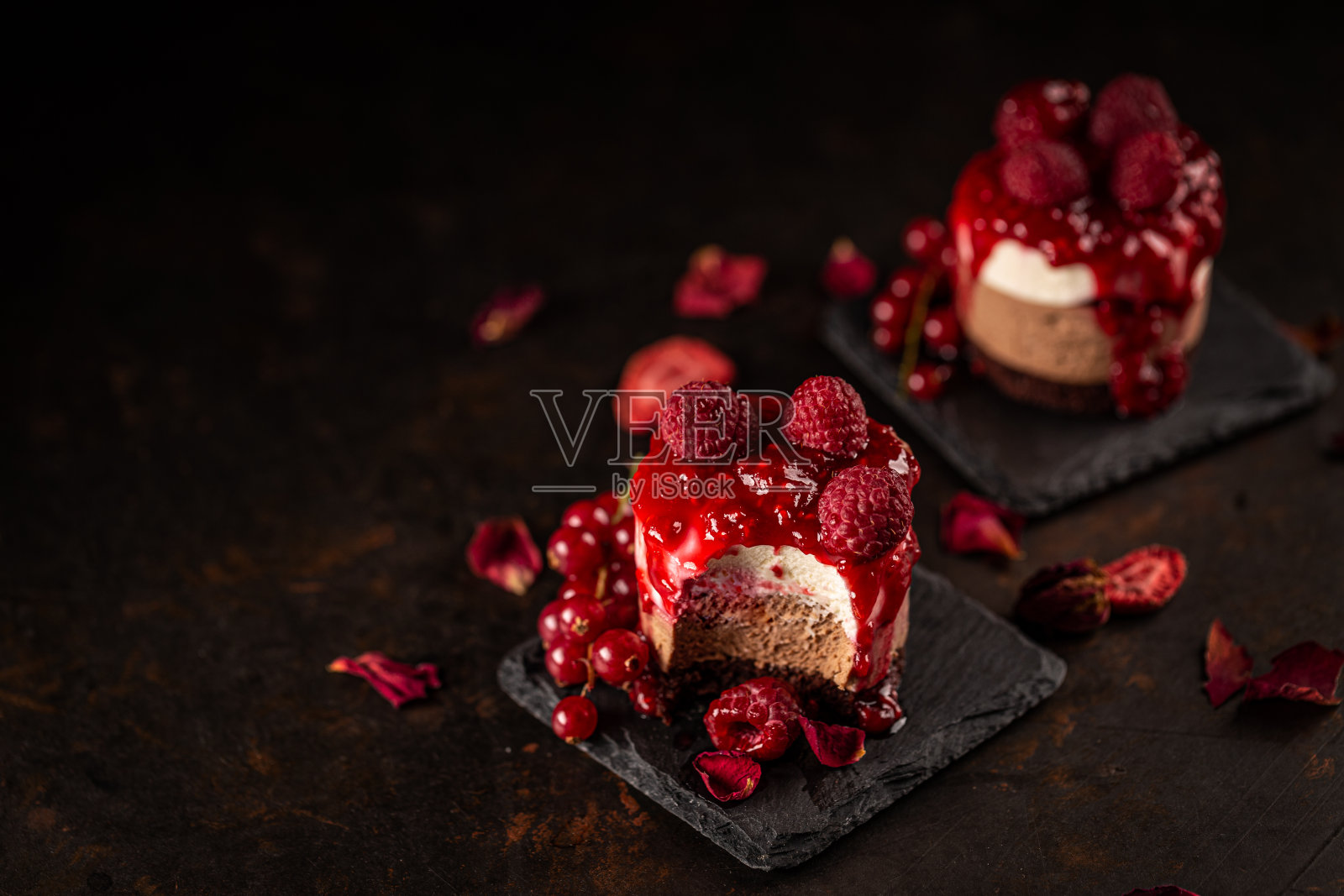 迷你圆蛋糕与覆盆子照片摄影图片