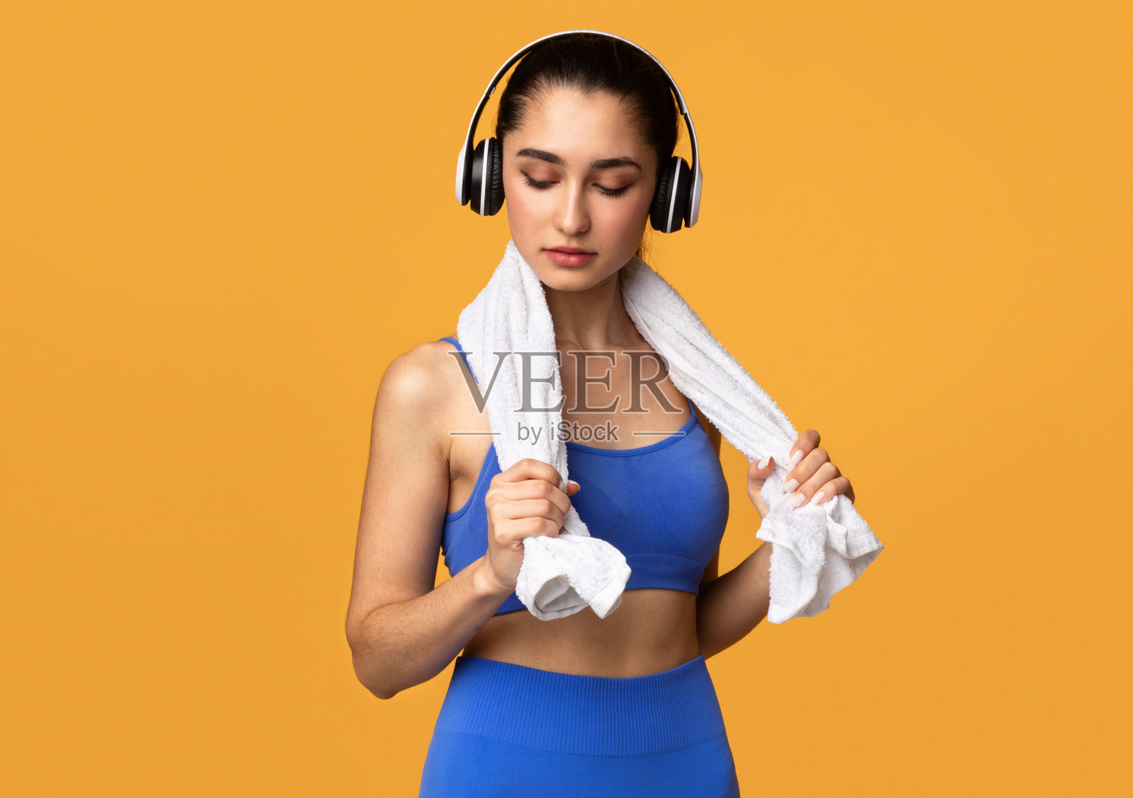 年轻女人穿着运动服听音乐照片摄影图片