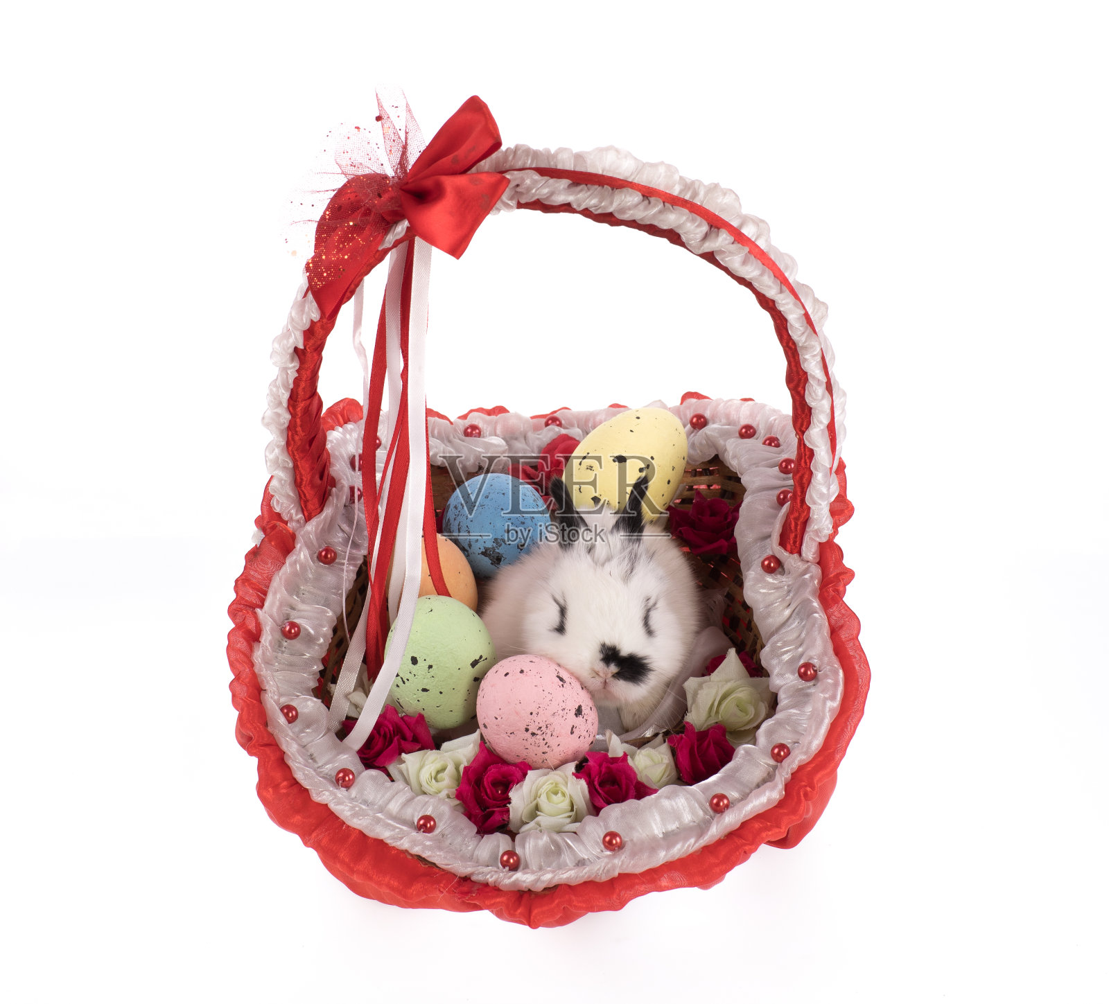 可爱的复活节兔子在节日篮子里与复活节蛋照片摄影图片
