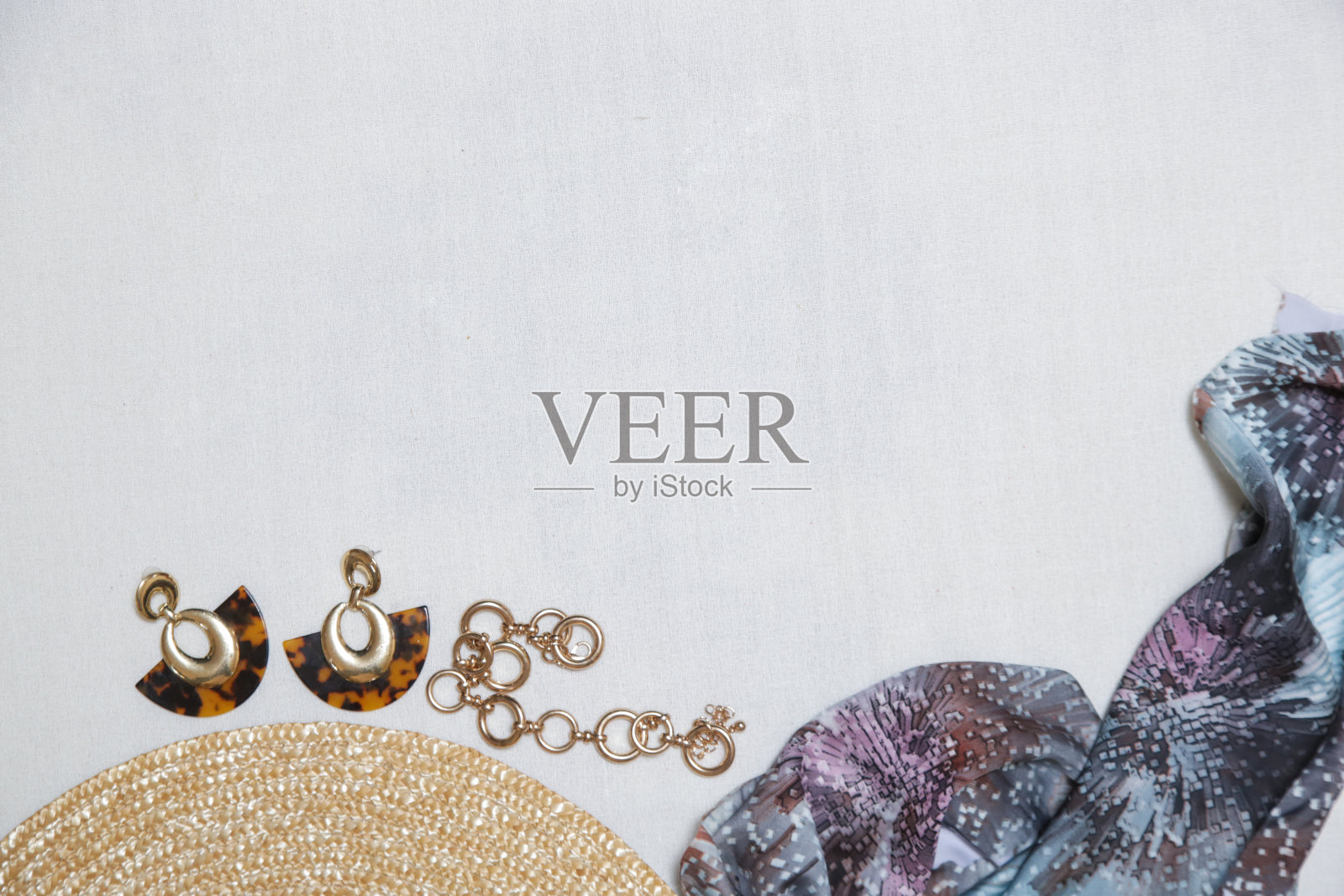 优雅时尚的配饰与复制空间。草帽、丝巾和人造珠宝。照片摄影图片