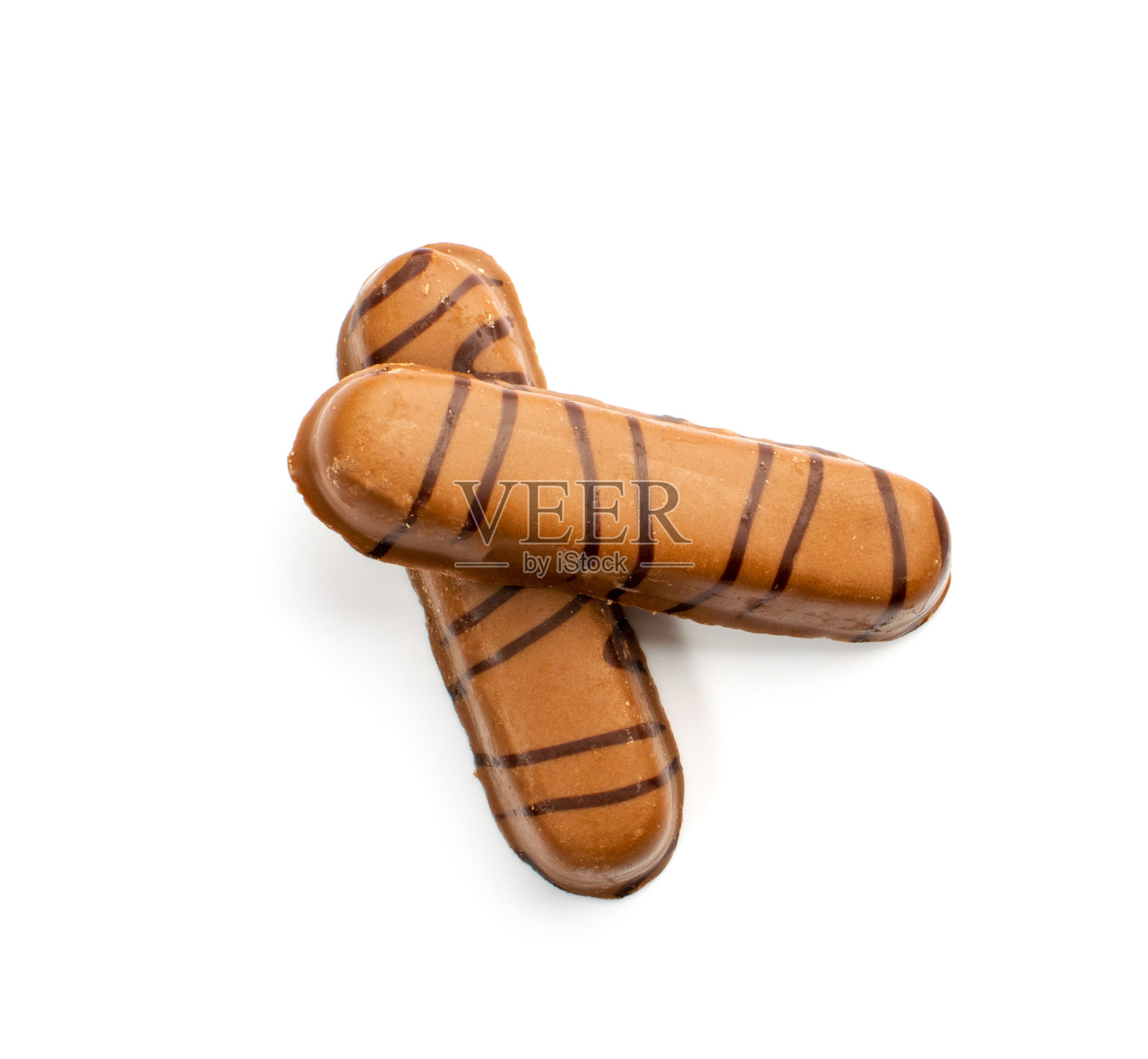 牛奶和黑巧克力夹心的椭圆形酥饼照片摄影图片