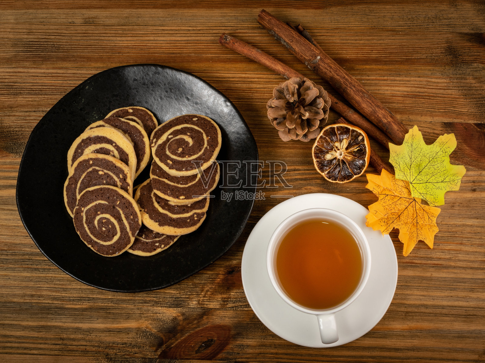 香料肉桂饼干巧克力和坚果馅照片摄影图片