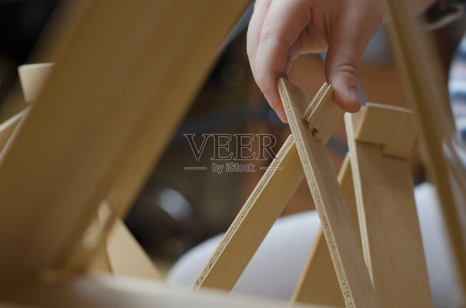 孩子在房间里玩木制建筑照片摄影图片